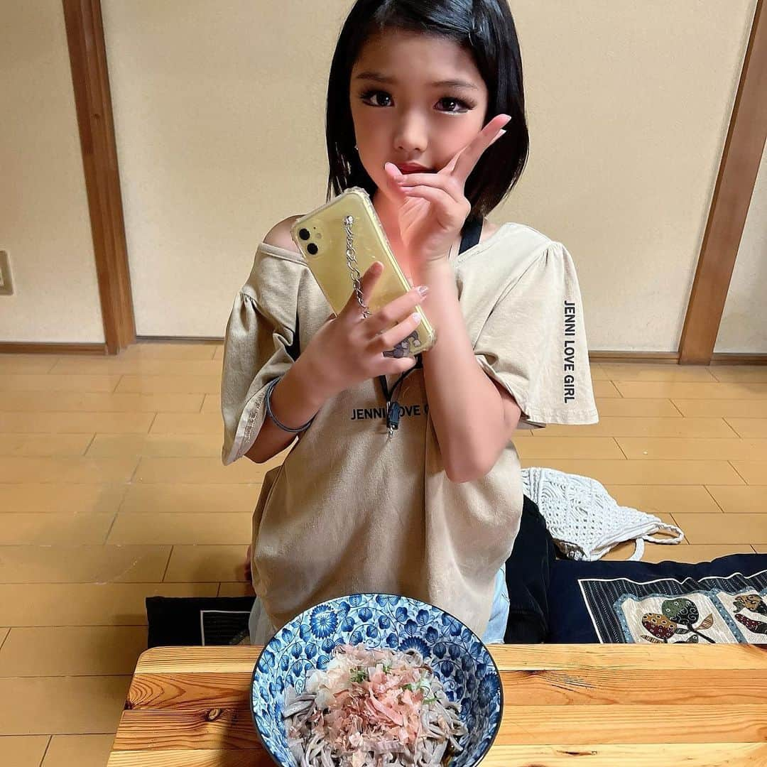 堀えりかさんのインスタグラム写真 - (堀えりかInstagram)「そばうち体験☀️ 姪っ子ちゃんたちに打ってもらったお蕎麦でお昼ご飯☺️ このうどんやきしめんみたいになる感じもまたいいんだよね🤣💕  #gw #蕎麦打ち体験 #福井 #越前 #家族 #キャンプ」5月7日 5時26分 - xerikax143