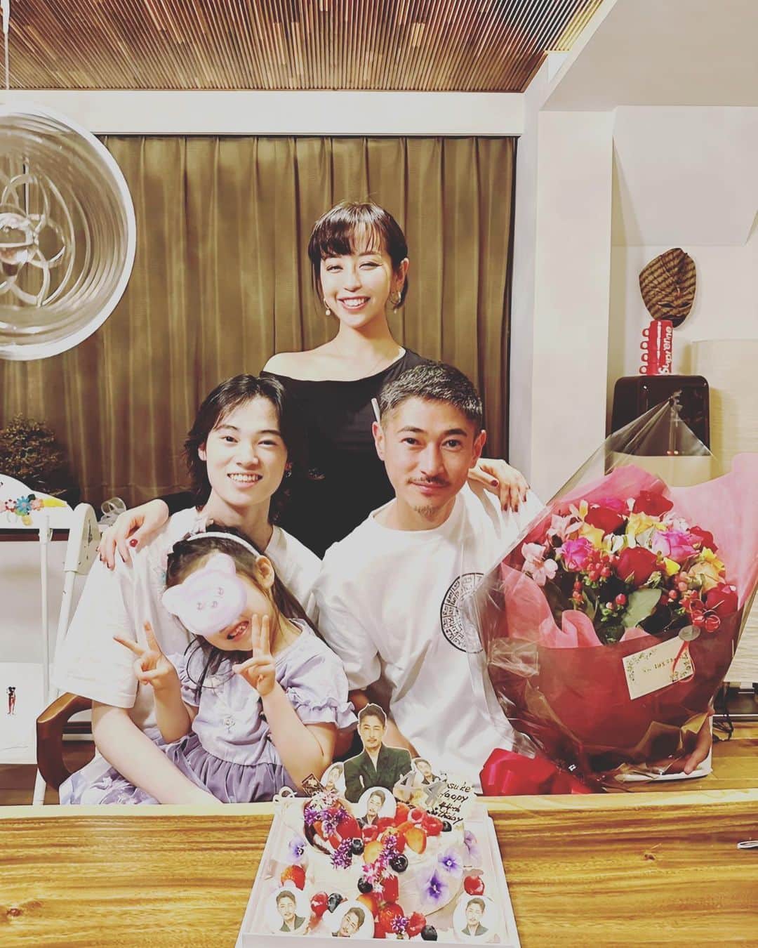 窪塚洋介のインスタグラム：「2023.05.07. 44歳になりました🎂  1発目の仕事は5時起きの役者仕事、 喜んで漲って楽しんで参ります。  1日86400秒、 この人生の全てにいつも感謝。  💐👨‍👩‍👧‍👦🤝🎬🎥📷🎤🏌🏻🍻🥢🧳💐」