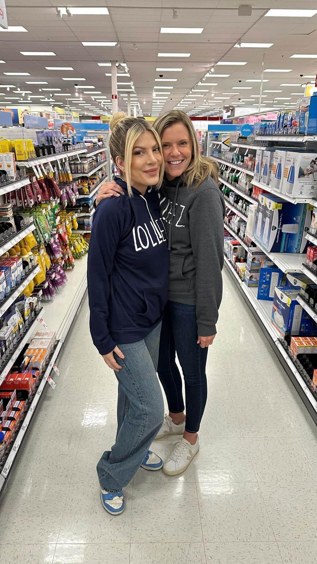 トリ・スペリングのインスタグラム：「What happens when you leave @torispelling and @momeezchoicefounder alone in @target Having some fun and spreading some Lolleez love!❤️ #laverneandshirley #followthefounder」