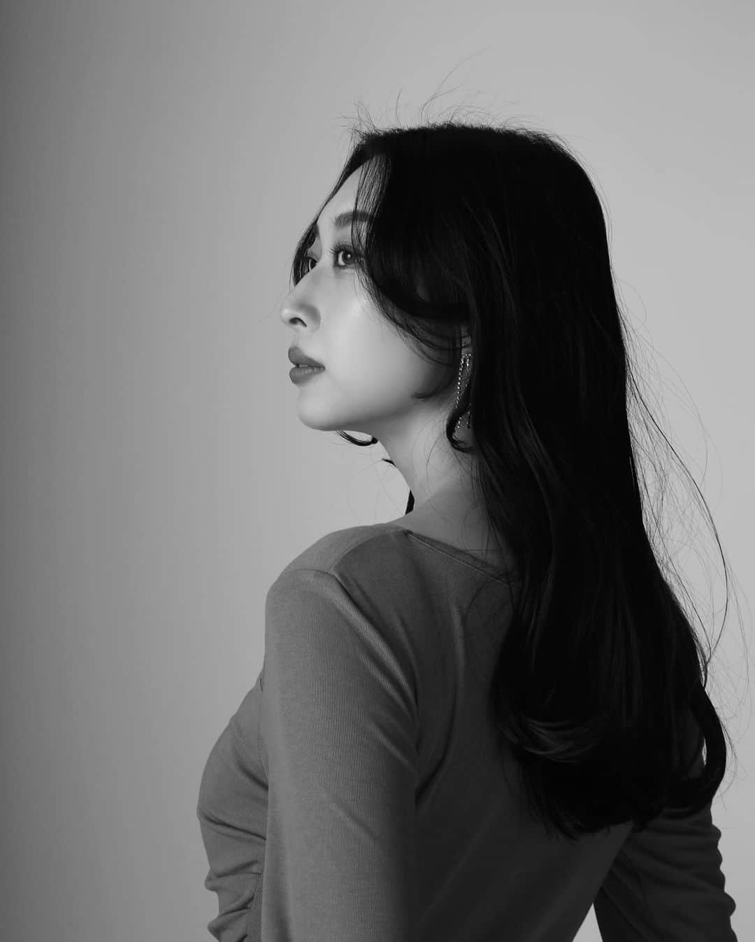 瀬名ひなののインスタグラム：「May 🐝  白黒写真もいいなあ💭  GW最終日も楽しんでいきましょう〜」
