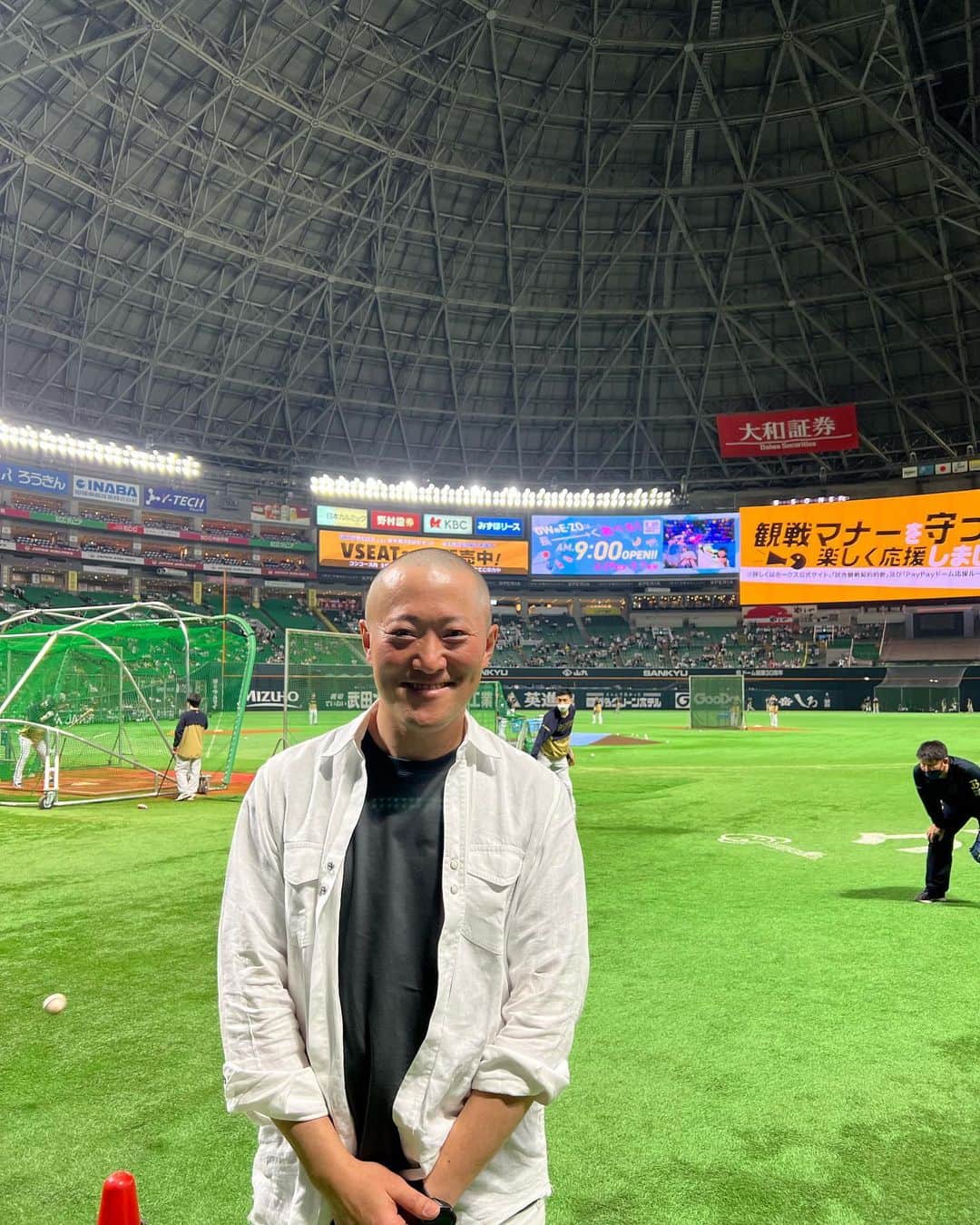 天本正通 のインスタグラム：「今年のGWの思い出は一生の宝物になりました。このような貴重な体験をさせていただきましたソフトバンクの球団関係者の皆様、誠に有難うございました。  25年ぶりにキャッチボールした時は、少年に戻った気持ちになりすごく楽しかったです！！　 あんな四万人の大観衆で始球式をされた 笠本さんは本当に凄いなぁって思いました🥹🥹🥹 いつかそんな日が来るのを夢見て仕事頑張ります✨✨  #王会長とっても優しかったです☺️ #柳田選手デカ過ぎました笑」