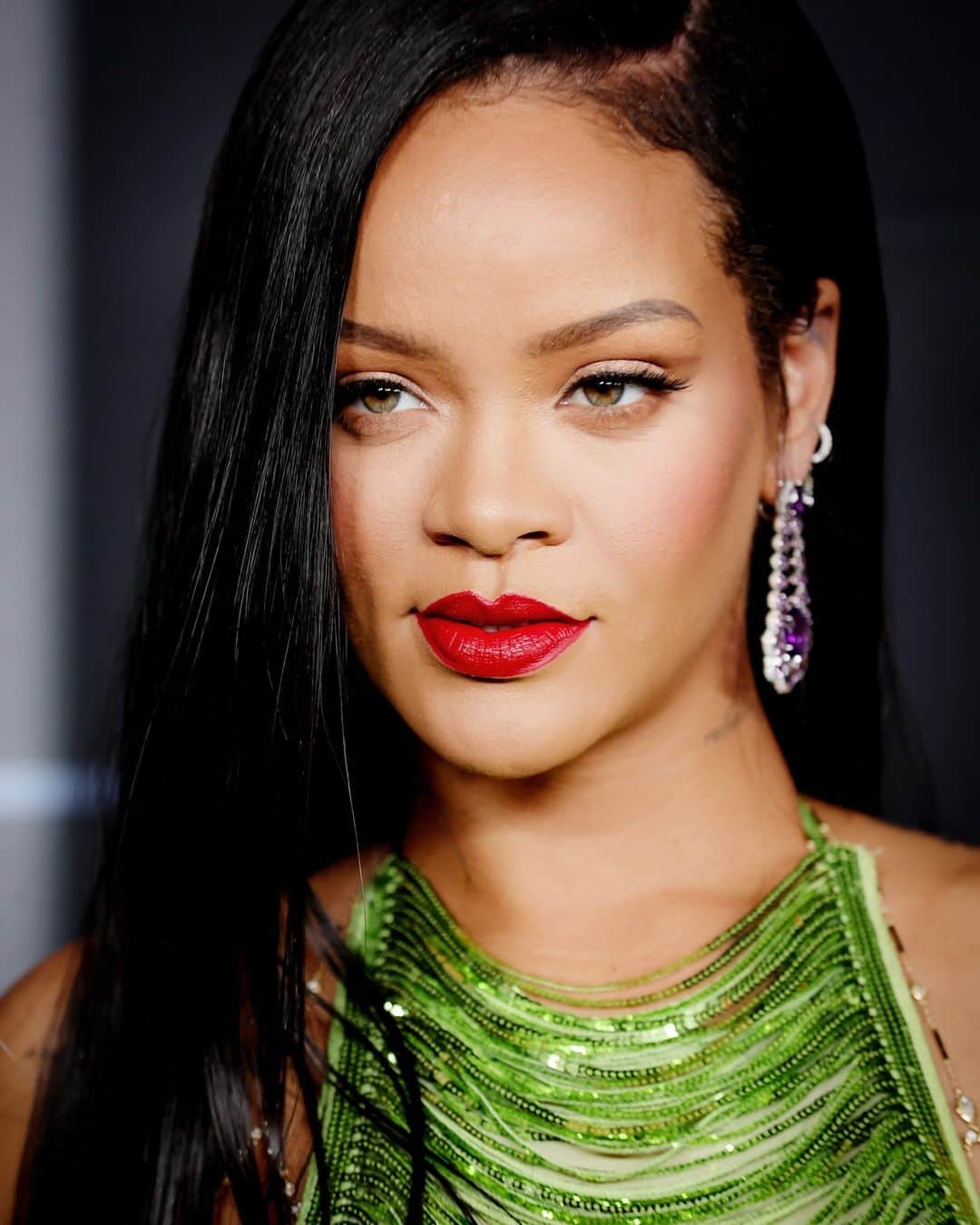 E! Onlineさんのインスタグラム写真 - (E! OnlineInstagram)「Where has this beauty trick been all our lives? Rihanna's makeup artist just shared the most useful hack to keep red lipstick in place, and it's work work working at the link in bio. 💋 (📷: Getty)」5月7日 7時00分 - enews