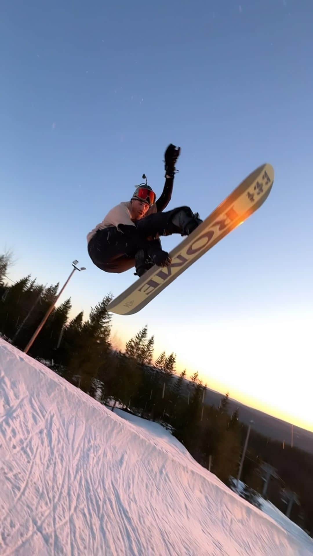 ステール・サンドベックのインスタグラム：「Sunset pipe session with @alek_oestreng 🌄 still snow to ride in Oslo🙌🏼」