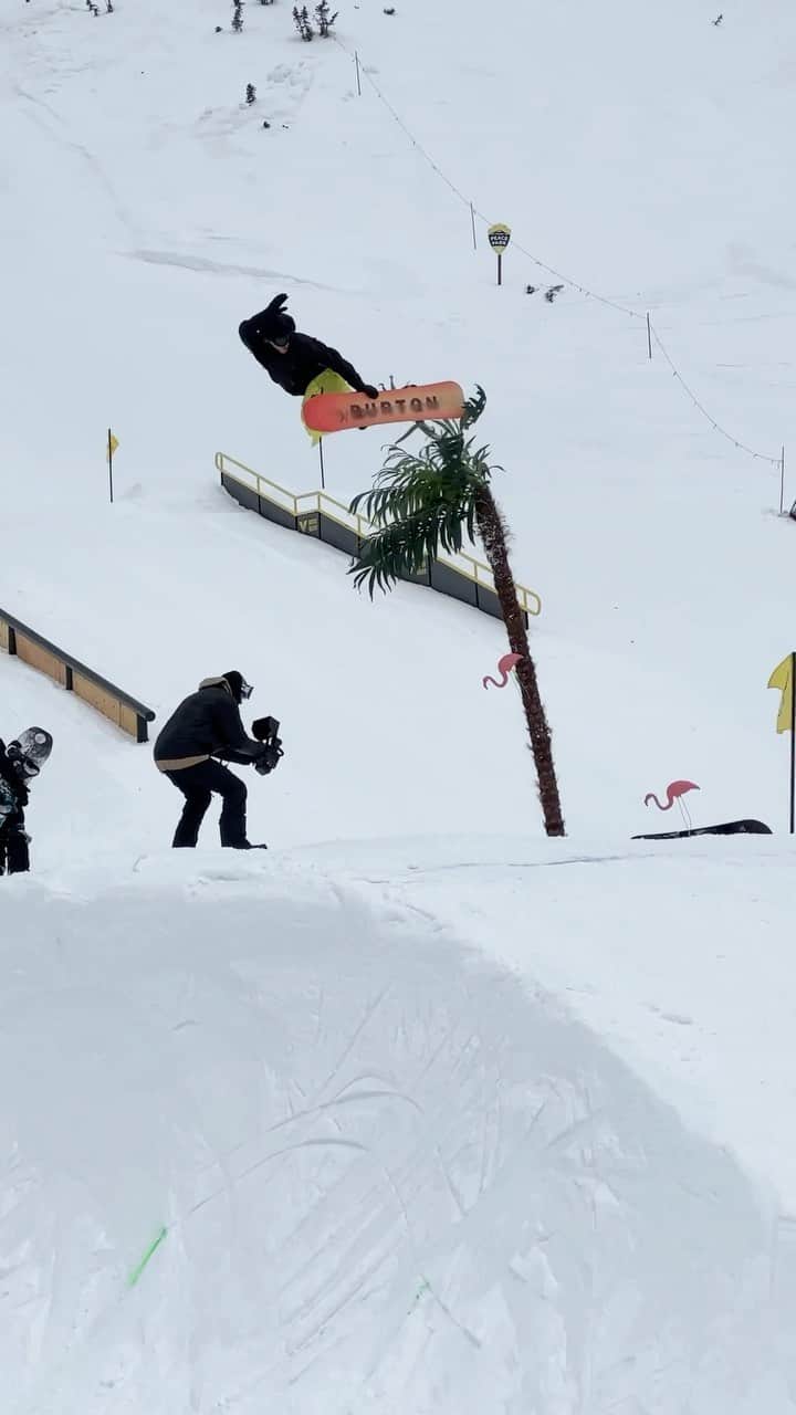 アナログクロージングのインスタグラム：「Last day on hill at @woodwardpeacepark 🌴 @brockcrouch getting tropical.   #Burton  #Snowboarding」