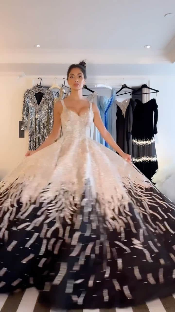 ニコール・シャージンガーのインスタグラム：「Feeling like an absolute princess at my fitting for the King’s #CoronationConcert this weekend! Can you guess what dress I chose? Tune in to  #BBC #iPlayer Sunday 7th May from 8pm to find out.  #Coronation 👑💖🇬🇧」