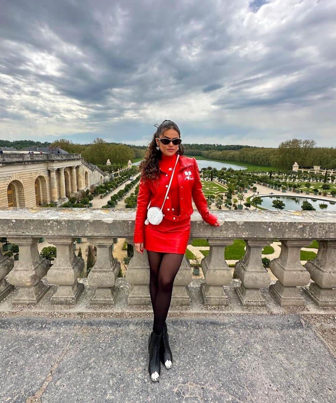 Maisa Silvaのインスタグラム：「O que é um pontinho vermelho em Versalhes? ❤️ Momentos incríveis com esse time maravilhoso! Merci @salonlinebrasil #SalonLineInParis」