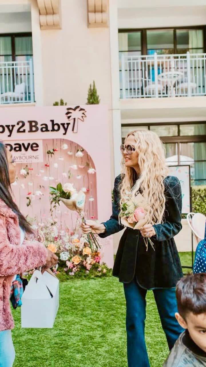 レイチェル・ゾーのインスタグラム：「I believe that all mothers are superwomen with endless superpowers that deserve to be celebrated. Thank you to @themaybournebh and @thedaveapp for helping us create a very special early Mother's Day for some extraordinary Mommy's and babies who deserve to be celebrated beyond measure. It is always an honor to be a part of @baby2baby and I am endlessly proud of the commitment to the countless families we serve. 🙏🏻 So grateful to @kellysawyer @norahweinstein and the epic team @baby2baby for the work you do. Wishing everyone an early Happy Mother's Day 🌸💐 💕」