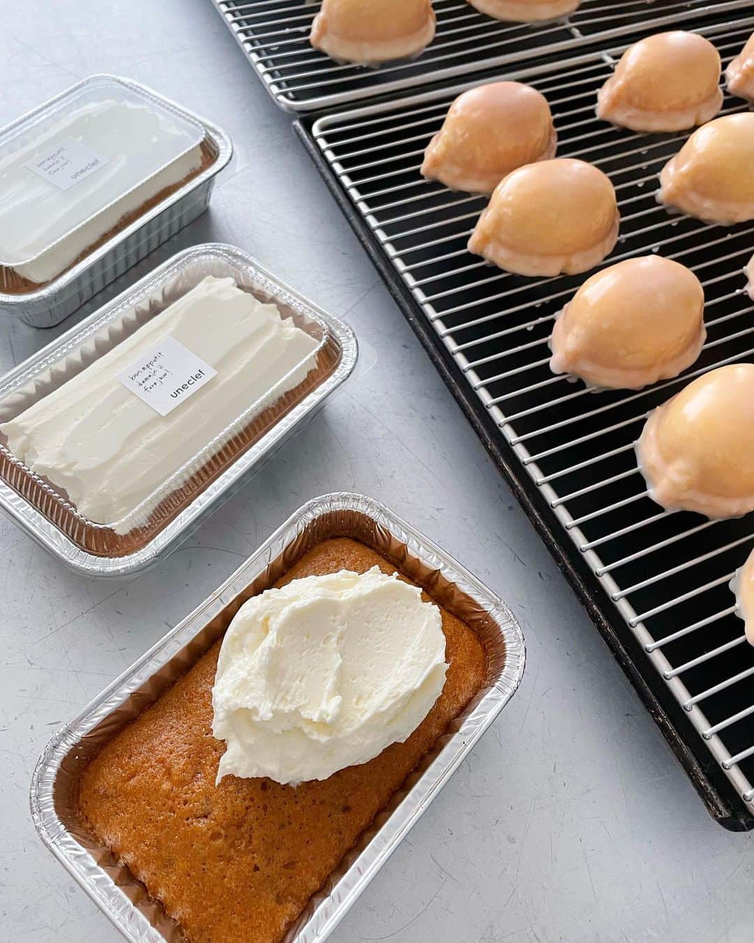 uneclefのインスタグラム：「⁡ ⁡ おはようございます。 本日7日（日）まで発送のパンset、焼き菓子set、 完売致しました。 ご購入いただいた皆さま、ありがとうございました。 到着まで今しばらくお待ちください。 ⁡ 次回発送のパンset、焼き菓子setは、 本日19：00よりonlineshopにて販売致します。 ⁡ おまとめ便、ご利用くださる方が多いので、 色々とフォームを作りました。 お間違えのないように、ゆっくりご覧ください。 それではonlineshopにてお待ちしています。 ⁡ ⁡ ◇ uneclefのパンset  ◇キャロットケーキset ◇レモンケーキset ⁡ ⁡ onlineshopは、instagram TOPのリンクから お越しいただけます。 どうぞ、よろしくお願い致します。  @uneclef  ⁡」