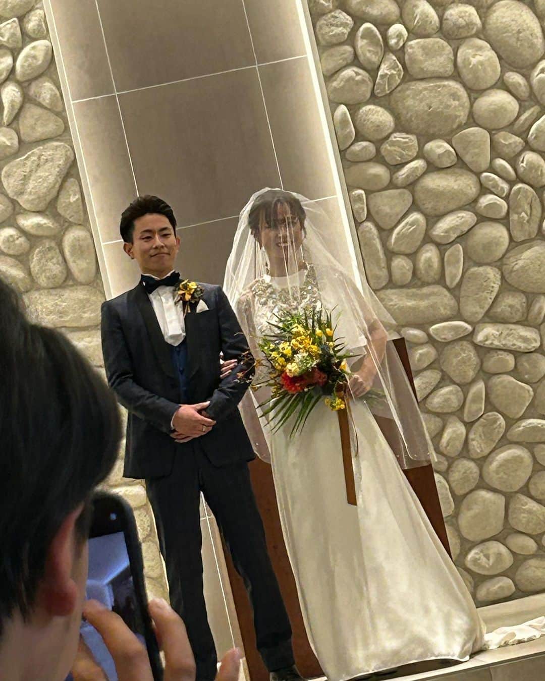 渡邊雄貴さんのインスタグラム写真 - (渡邊雄貴Instagram)「【結婚式】 　 GWお店休みにしたのはこの人結婚式のために休みしたようなものです❗️ 　 　 同級生なのに弟みたいな存在な悠陽 色々あったな😅 　 大人になって前向きになって進んでいくの見て頑張らないとと思うよ❗️ 　 悠陽らしくもっともっと突き進んで下さい✨✨ 　 悠陽、るりこ、おめでとう㊗️ 　 　 #結婚式 #岡山     @yakitori.miyako  #焼き鳥都 　 @barfortyfour44  #BARFortyFour」5月7日 7時43分 - nabeyu44
