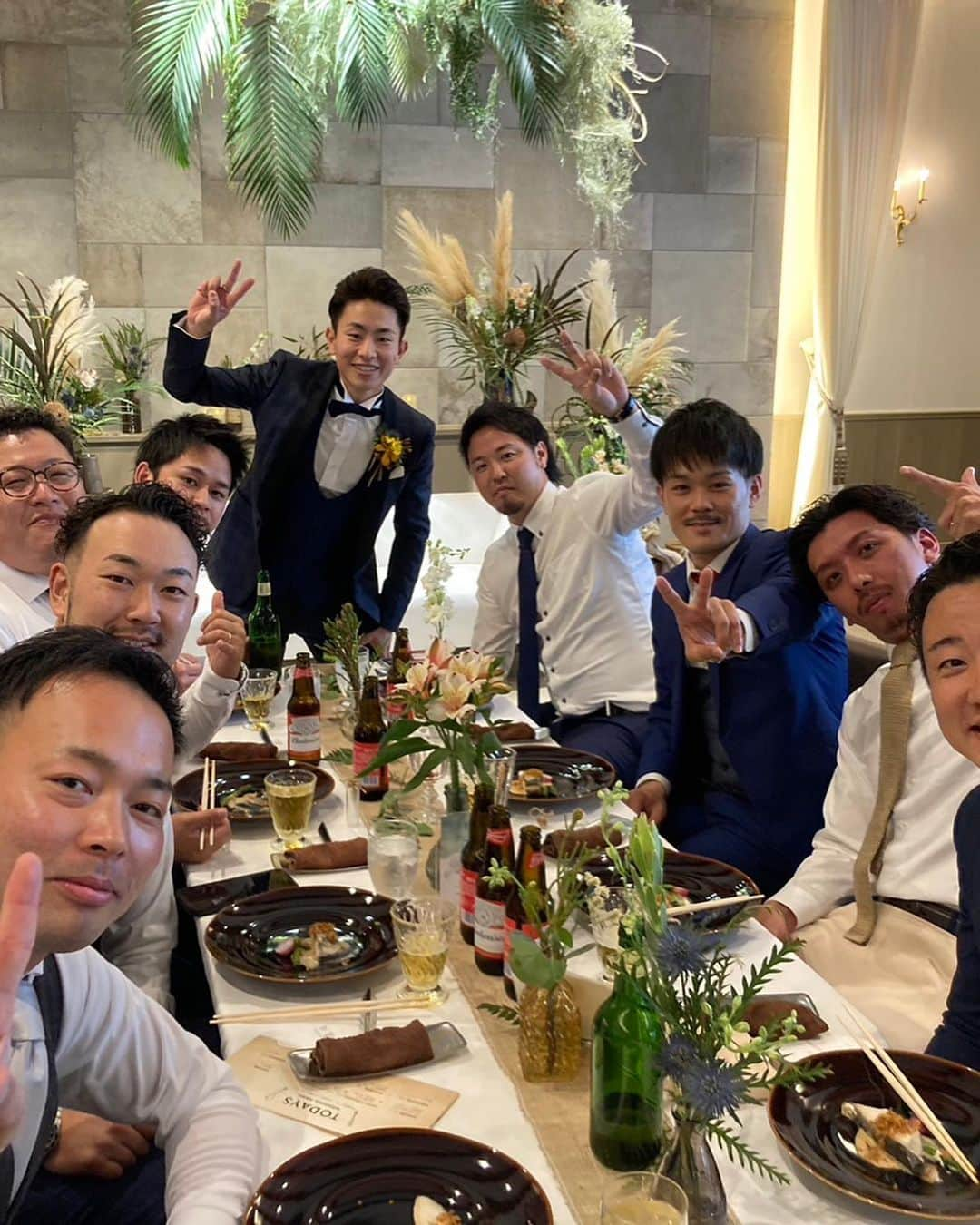 渡邊雄貴さんのインスタグラム写真 - (渡邊雄貴Instagram)「【結婚式】 　 GWお店休みにしたのはこの人結婚式のために休みしたようなものです❗️ 　 　 同級生なのに弟みたいな存在な悠陽 色々あったな😅 　 大人になって前向きになって進んでいくの見て頑張らないとと思うよ❗️ 　 悠陽らしくもっともっと突き進んで下さい✨✨ 　 悠陽、るりこ、おめでとう㊗️ 　 　 #結婚式 #岡山     @yakitori.miyako  #焼き鳥都 　 @barfortyfour44  #BARFortyFour」5月7日 7時43分 - nabeyu44