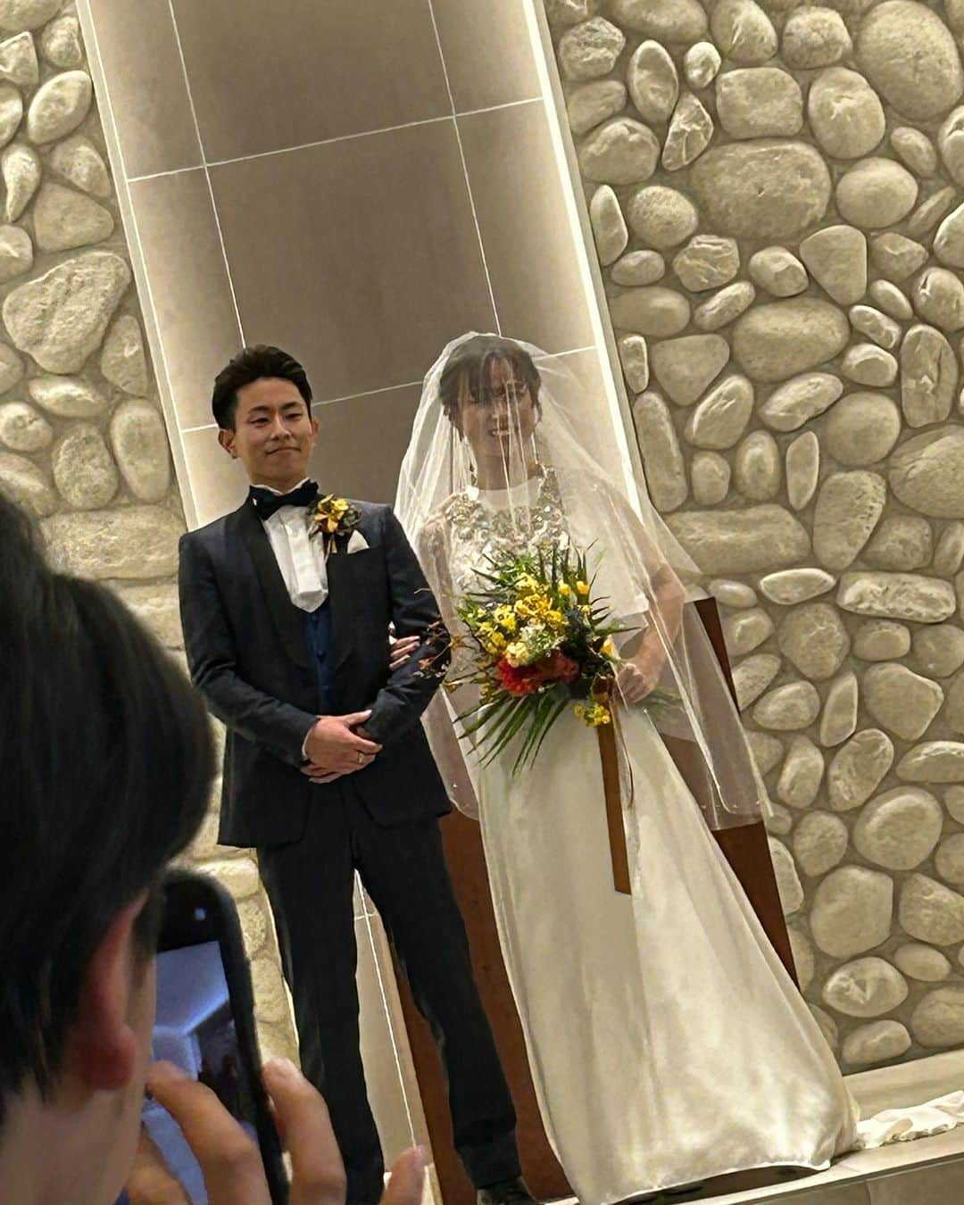 渡邊雄貴のインスタグラム：「【結婚式】 　 GWお店休みにしたのはこの人結婚式のために休みしたようなものです❗️ 　 　 同級生なのに弟みたいな存在な悠陽 色々あったな😅 　 大人になって前向きになって進んでいくの見て頑張らないとと思うよ❗️ 　 悠陽らしくもっともっと突き進んで下さい✨✨ 　 悠陽、るりこ、おめでとう㊗️ 　 　 #結婚式 #岡山     @yakitori.miyako  #焼き鳥都 　 @barfortyfour44  #BARFortyFour」