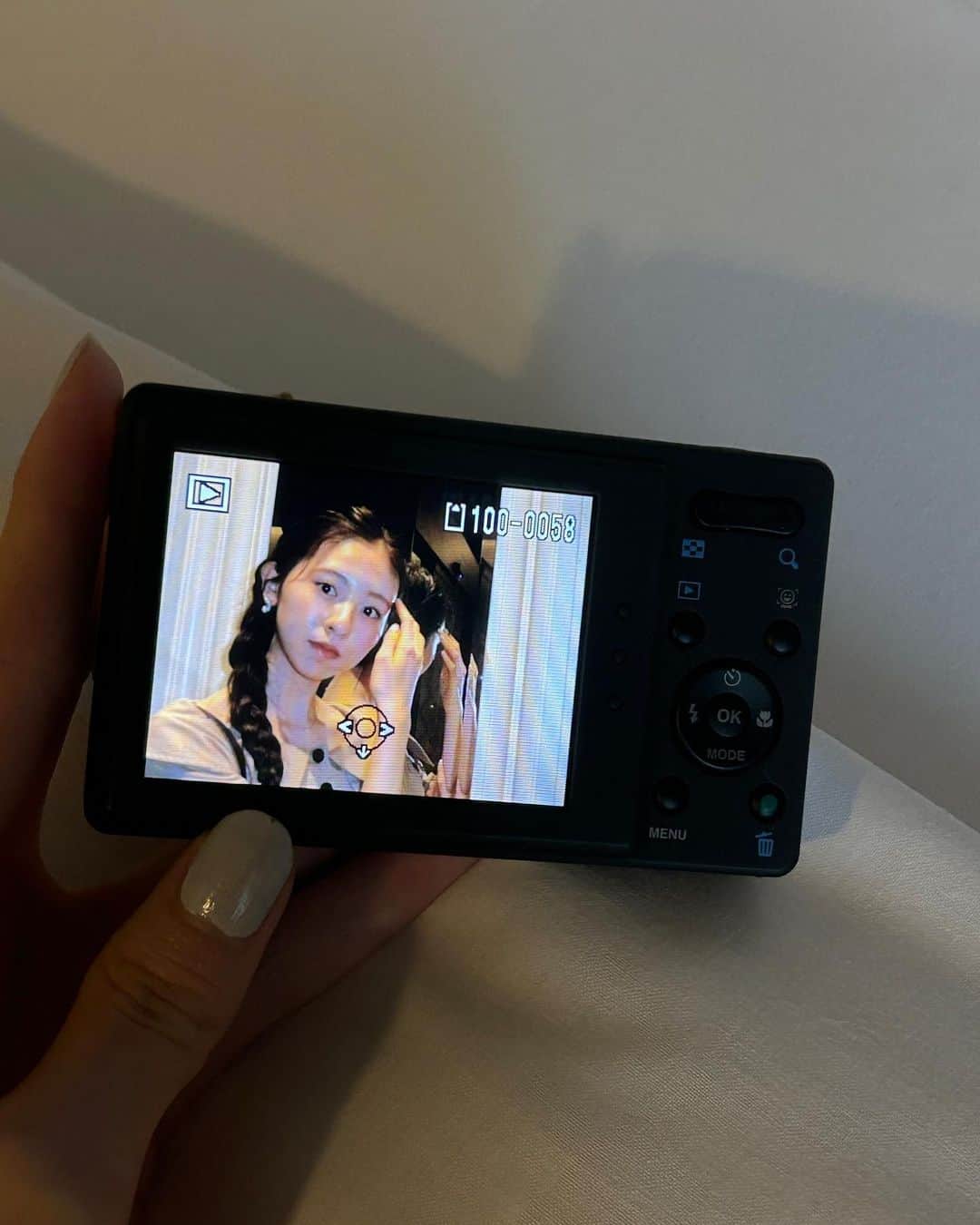 入江美沙希さんのインスタグラム写真 - (入江美沙希Instagram)「この間デジタルカメラを買ったんです📷🪄︎︎ 少し前のカメラだから画質が荒い感じが雰囲気でてお気に入り  ちなみに、思い立った次の日にショップに行ってきました🏃‍♀️💨　 行動力大事✊🏻笑  #デジカメ#06」5月7日 18時39分 - irie_misaki_official