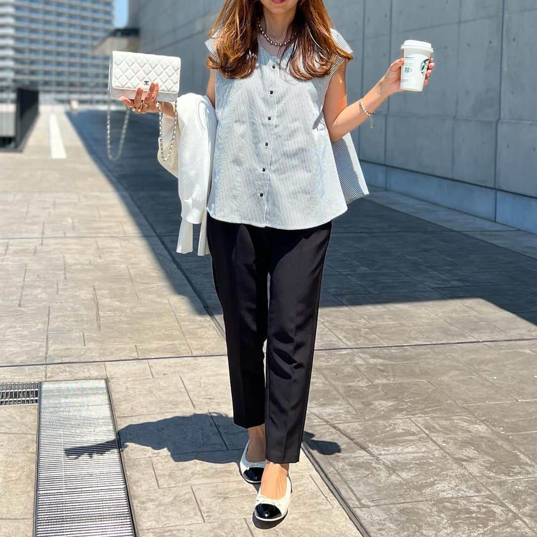 mario_dozonoのインスタグラム：「🦓🤍🖤 monotone code…✔️ * チャコールグレーの細ストライプがシックな @urs_official のフレアトップス。 * Vネックにブラックの釦がさり気なくポイントになってて可愛い🥰 * フレンチスリーブだから今すぐ着れるし、二の腕も程よくカバーできるよ🫶💕 * しかし去年の日焼けが残ったまま今年の夏が来てしまった🥲 #黒くなる一方 * * tops… @urs_official (店内全品10%オフクーポン 5/8(月)10:59迄) pants… #gu  bag & shoes… #chanel * * * #urs #ユアーズ #urs_styling #urs_official #タイアップ #vネックショートフレアトップス #春コーデ #大人コーデ #guコーデ #gu購入品 #ジーユーコーデ #ジーユー購入品 #プチプラ高見え #プチプラ高見えコーデ #シャネルバッグ #シャネル財布 #大人シンプルコーデ #きれいめカジュアルコーデ #アラフォーママコーデ」