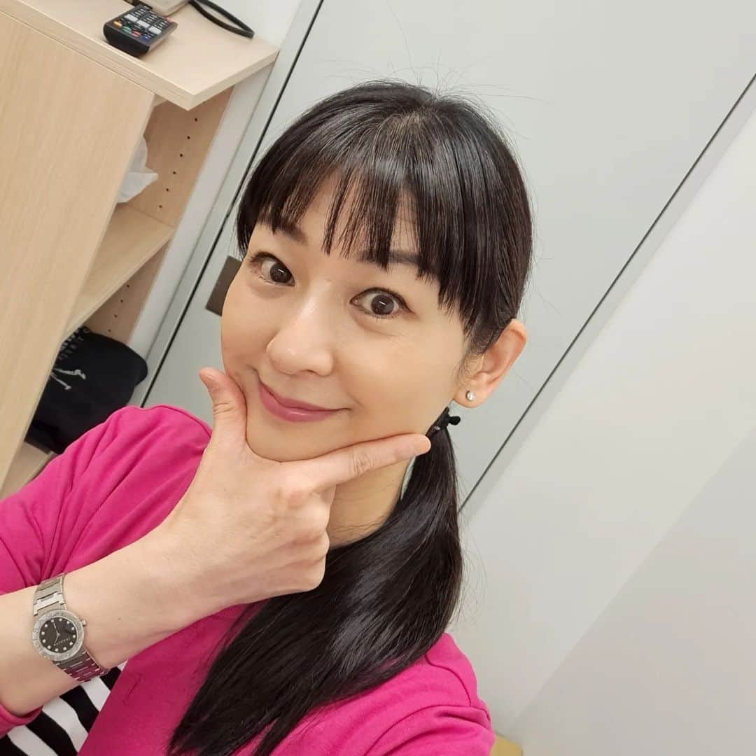 高橋靖子さんのインスタグラム写真 - (高橋靖子Instagram)「GW の2日間､漫才劇場で「極新喜劇」でした💕(顔を小さく見せるポーズ😅💦) #アメブロ更新中✏️ #漫才劇場 #極新喜劇 #吉本新喜劇 #よしもと新喜劇 #新喜劇 #難波 #大阪 #namba  #osaka」5月7日 18時32分 - oyasupororo