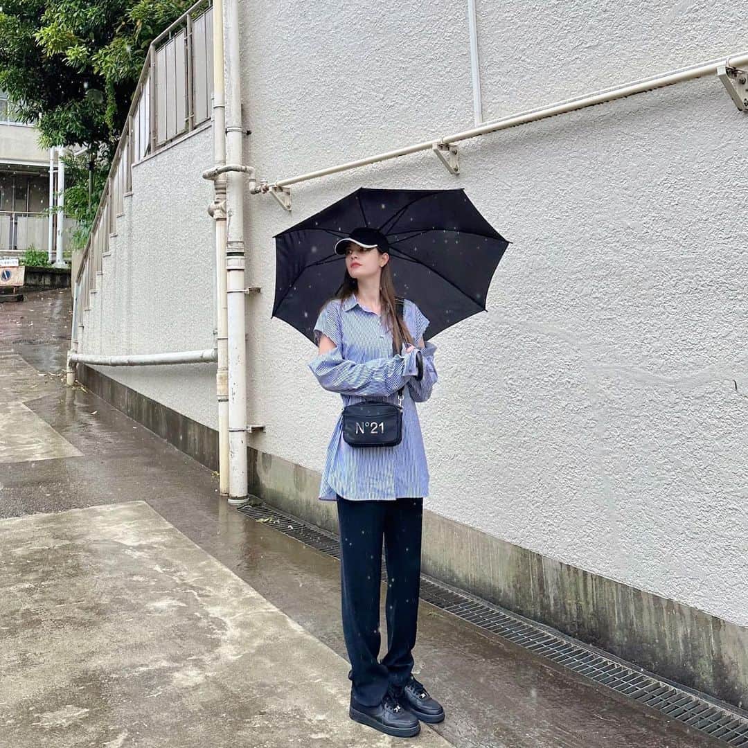 のインスタグラム：「めぐみの雨な日☔️🐕💕 ずっとお天気だったからしっとり涼しいのもいいね!  GWはいい時間を過ごせましたか？ 明日からやることやりつつ、無理せずはっぴ〜に過ごしましょう〜🫰  Shirt: @johnlawrencesullivan_official  Pants: @maisonmargiela  Bag: @iza_official @numeroventuno  Shoes: @nike」