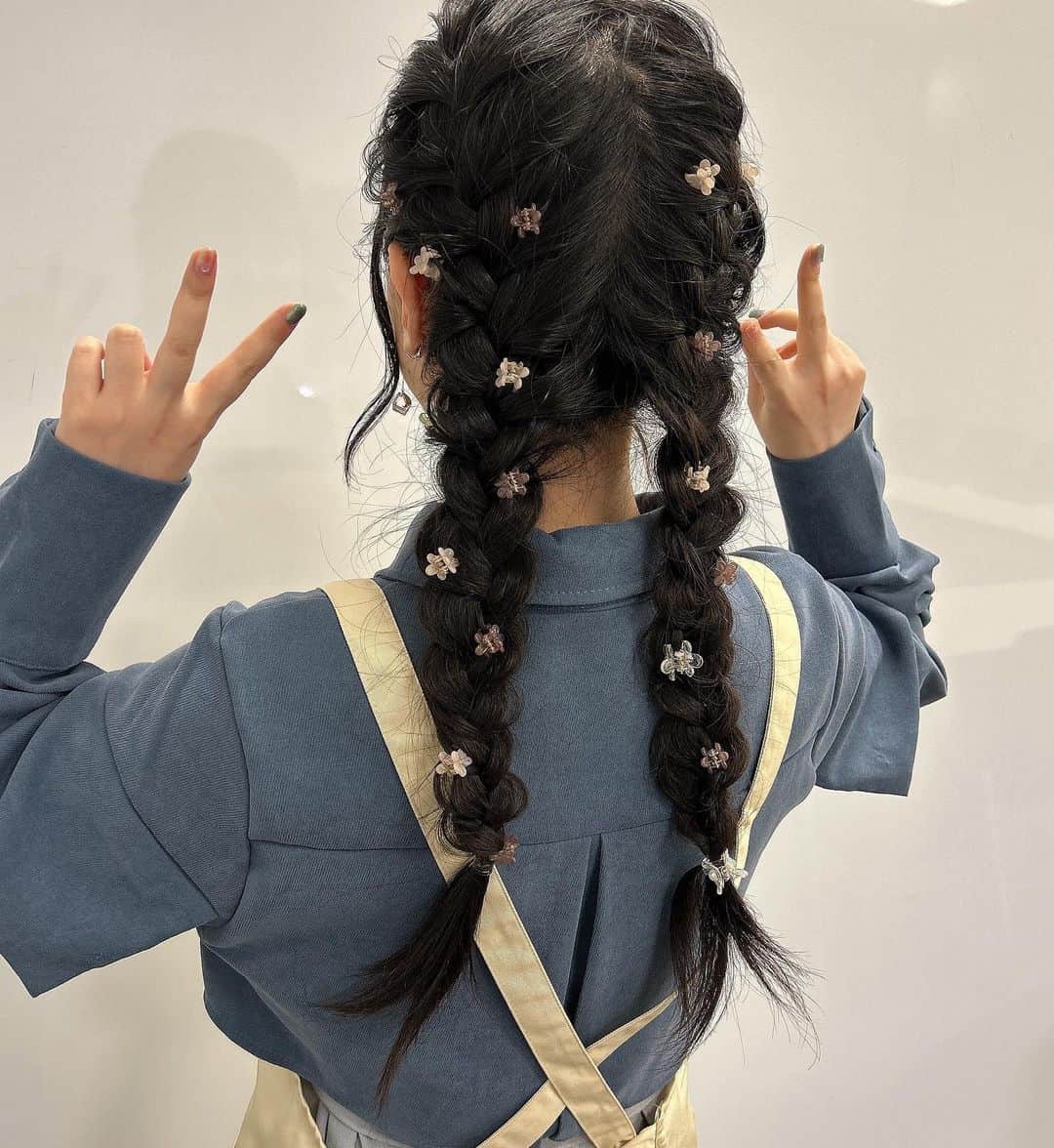 伊藤かな恵さんのインスタグラム写真 - (伊藤かな恵Instagram)「スクエニ模型店の時の写真！  ネイルはオーロラぷるぷるにしました！  髪の毛にはお花クリップをたくさんつけてもらいました(●´ω｀●)  そして、ドヤ顔(*⁰▿⁰*)笑  #スクエニ #スクエニ模型店 #セルフネイル  #ジェルネイル  #カナエのネイル #伊藤かな恵」5月7日 18時33分 - kanae_1126_ito