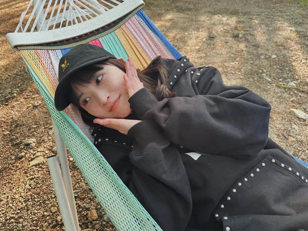 のインスタグラム：「. 皆さんゴールデンウィークはいかがお過ごしでしたか〜？👣🖤　  私はお家でドラマや映画を見てゆっくり過ごしていました😌  なのでいつかの写真☺︎ ハンモックでゆらゆら〜」
