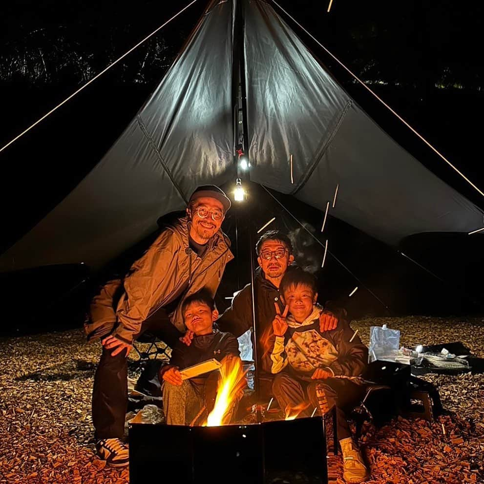 小椋祥平のインスタグラム：「. ここ数年で1番楽しかったGW⛺️ . 子供達もきっと良い経験ができたはず👍🐟🪵🔥 . #小椋祥平  #木曽駒冷水公園  #木曽駒冷水公園キャンプ場  #キャンプ  #魚取り  #薪割り  #キャンプファイヤー」