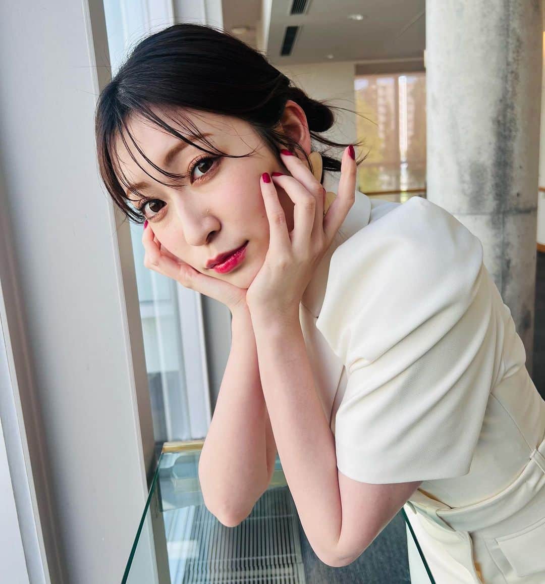 吉田朱里のインスタグラム：「@sapporo.collection  ありがとうございました♥️ . たくさんボードとかうちわも 見えて嬉しかったです🥰❤️ . 毎回札コレに来ると こんなに遠くにも応援してくれてる方がいるんだということを実感できて嬉しいのです🧸❤️ . また絶対来るから その時はまた会いに来てね☺️♥️ . お衣装も白のミニワンピが とっても可愛かった☺️💓」