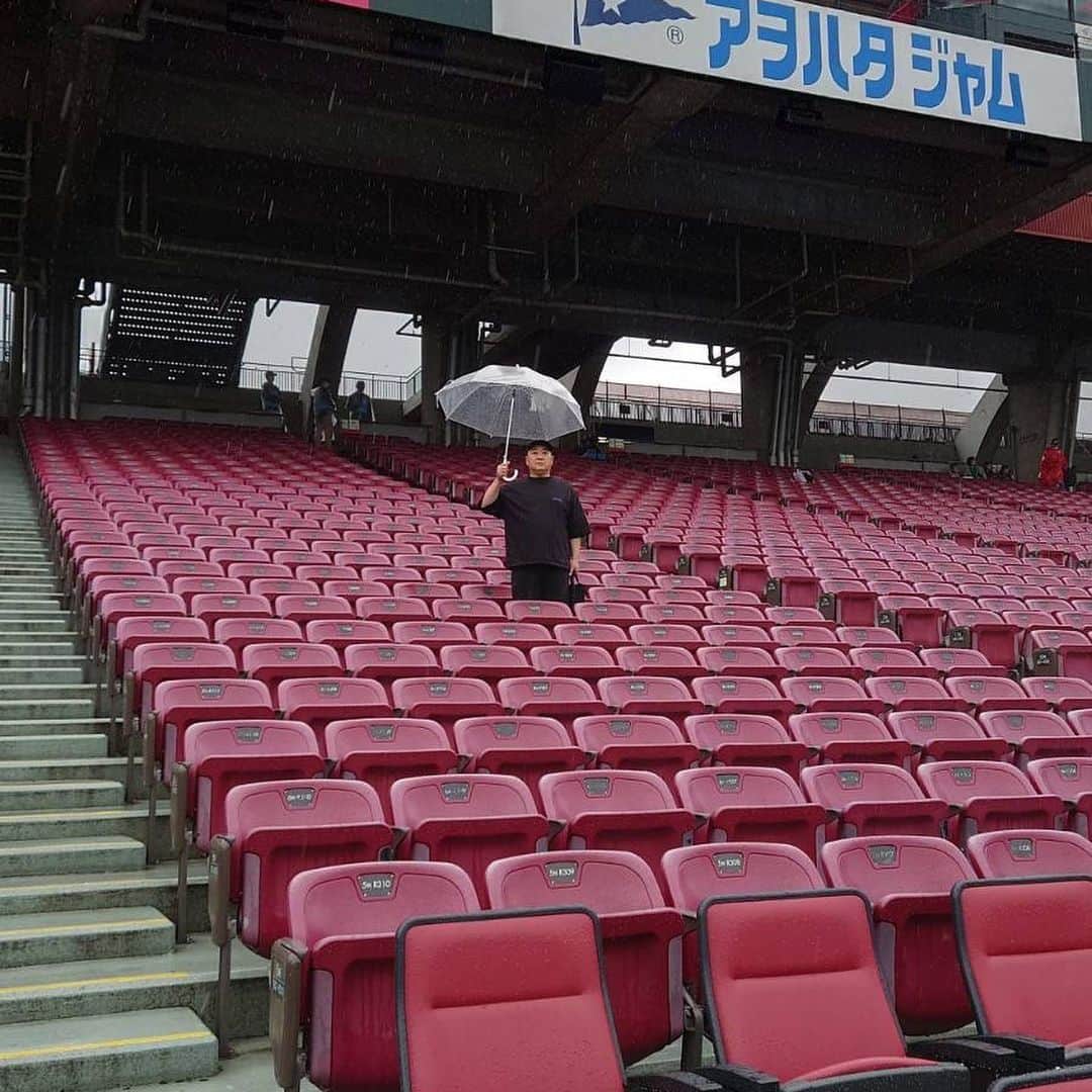 山本圭壱さんのインスタグラム写真 - (山本圭壱Instagram)「雨天中止目前の模様 #雨天中止 #目前の模様 アタシは２日連続雨天中止の 広島に来ちゃった」5月7日 18時34分 - yamamogt