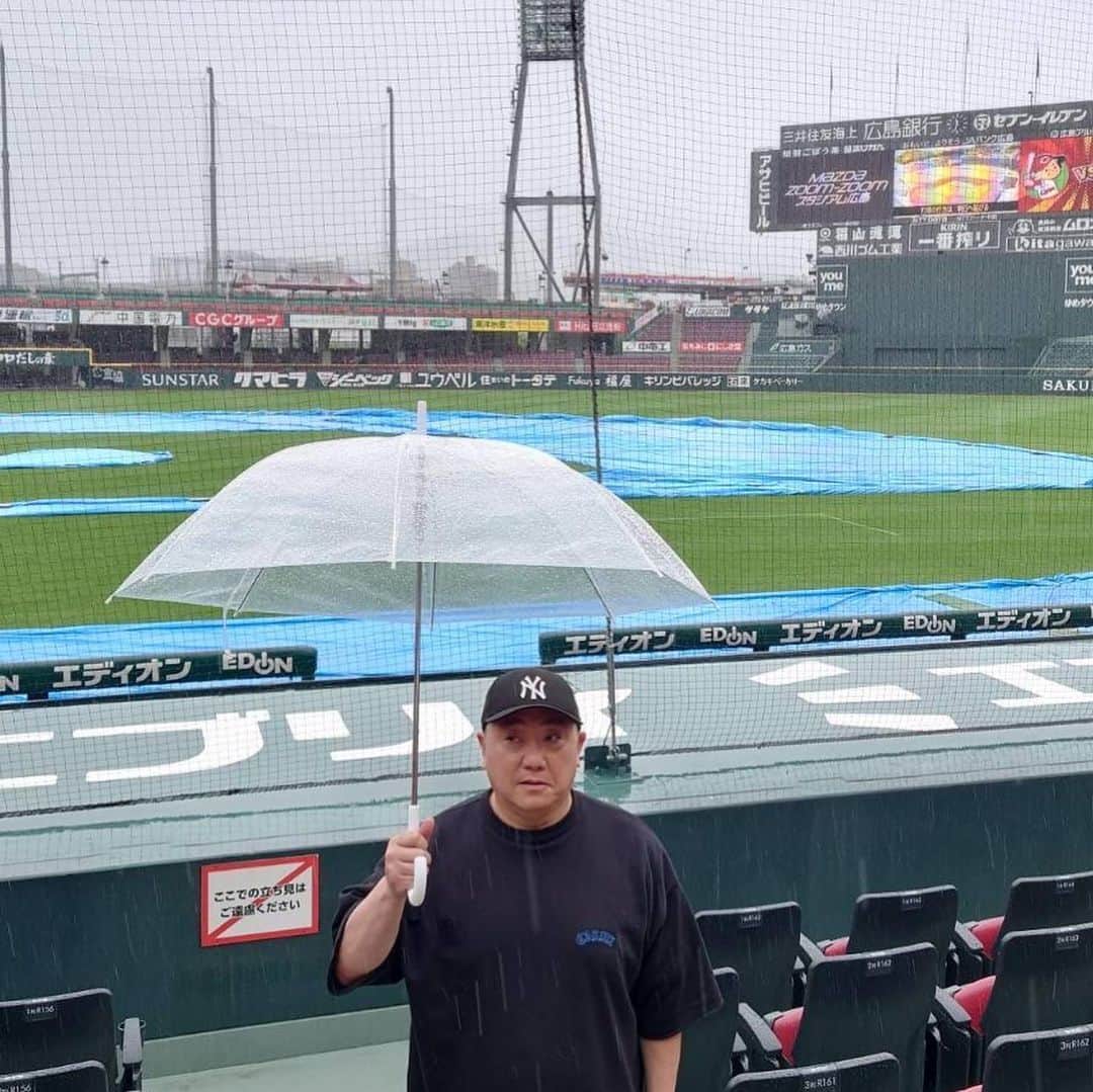 山本圭壱のインスタグラム：「雨天中止目前の模様 #雨天中止 #目前の模様 アタシは２日連続雨天中止の 広島に来ちゃった」