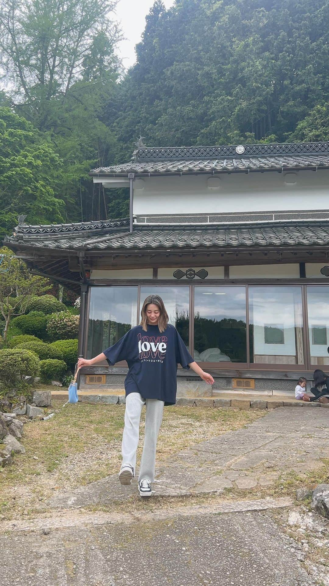 黒木なつみのインスタグラム：「⁡ Family vacation✈️ @villa_kuon_kisa  Hiroshima⛰️💚 ⁡ #広島#GW#古民家 #リノベーション #山#feeling#natural #vacation#サウナ #家族旅行#国内旅行 #Thankyou♡」