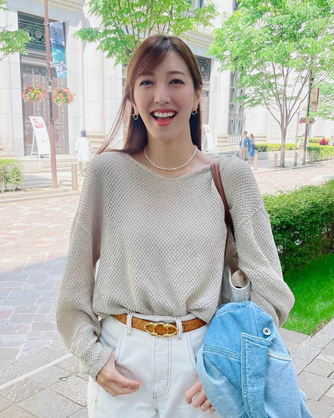 小澤陽子のインスタグラム：「𝚒𝚗 𝚙𝚛𝚒𝚟𝚊𝚝𝚎❁  ゴールデンウィーク最終日ですね🌿  GWや祝日とは、特に縁がない職業ですが、 公休日というものはあるので、 GWにかぶった日もありました☺️  天気が良かったので、 新しいサンダルをおろして👡 朝から映画を観て心を動かされ(涙)、 気持ちよく、るんるんでお散歩♪ ………していたのに。。 靴擦れで大きい水膨れができた…🥲  そんな休日でした！笑  普段夫とは休日が一緒にならないので、 結婚して初めて、 『あぁ、夫婦の休日ってこんな感じなんだなぁ』と実感。🥹  貴重な時間でした🐚  #ゴールデンウィークどう過ごされましたか？ #私は通常運転 #朝活 #映画 #おざよーfashion👗 笑 #全身デニムおばさん」