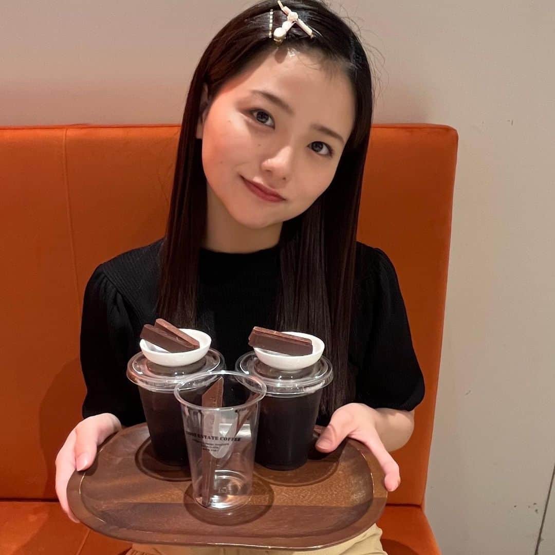 久田莉子さんのインスタグラム写真 - (久田莉子Instagram)「． 私の大好きな #hotelchocolat  で チョコレートの食べ比べGW🌞 カカオが美味しいと 度数高くても美味しいが勝つので 65%も買ってしまいましたー 毎日チョコレートは記録更新中でっす🍫 飲み物はブラックコーヒー、ラブ ． #gw #chocolate #chocolat #cacao #巧克力#sweets #cafe #coffee ．」5月7日 17時05分 - rikorin1011
