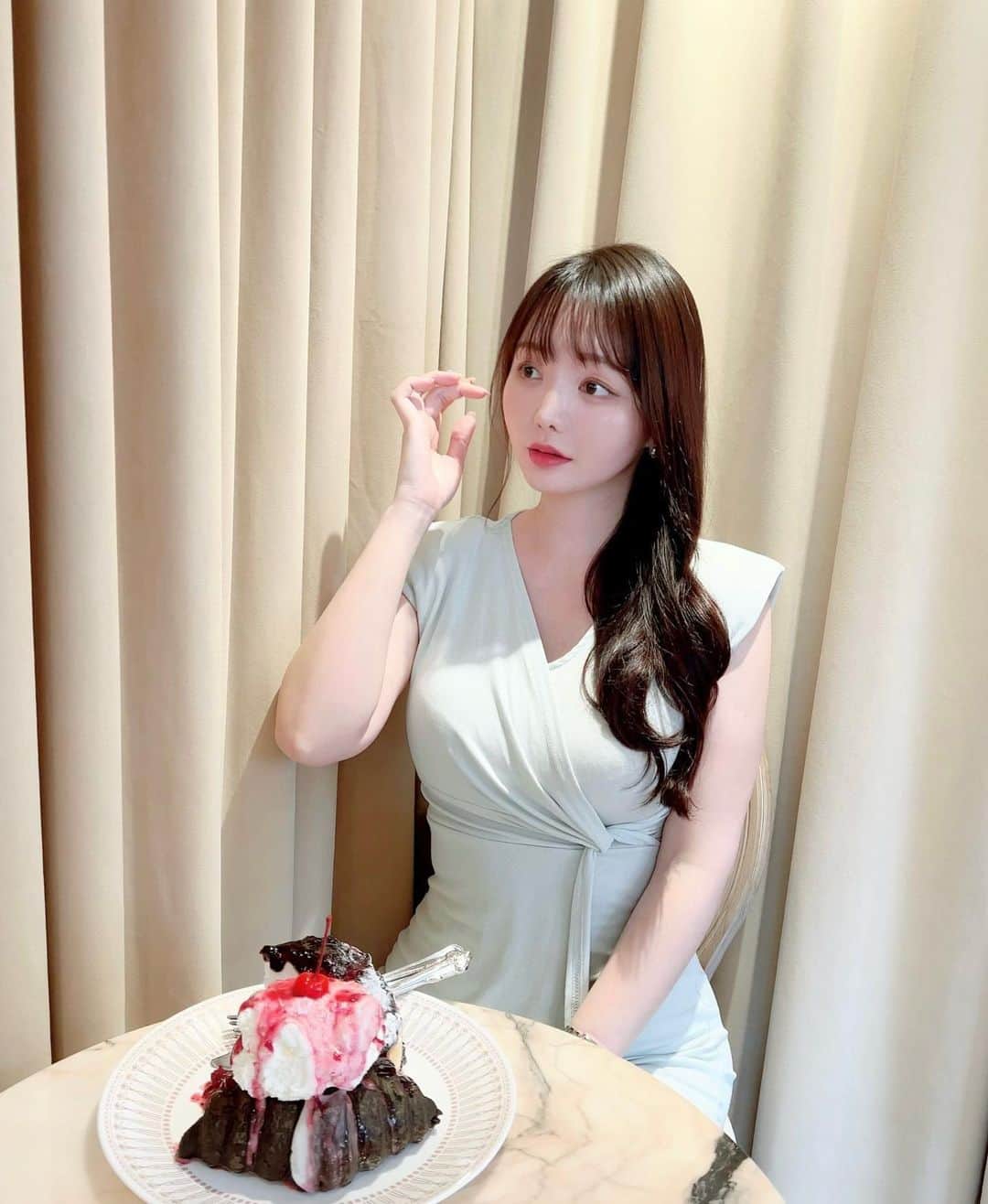 ゆうりちゃんのインスタグラム：「3年ぶりの韓国へ🇰🇷💕 嬉しいー！！！  美味しいご飯食べたり 美容施術したり お友達と会ったり...  充実満点💯  iPhoneが新しくなりまして proの画質はすごいねぇ〜🥰🌟  #韓国#韓国旅行#韓国カフェ#ソウル」