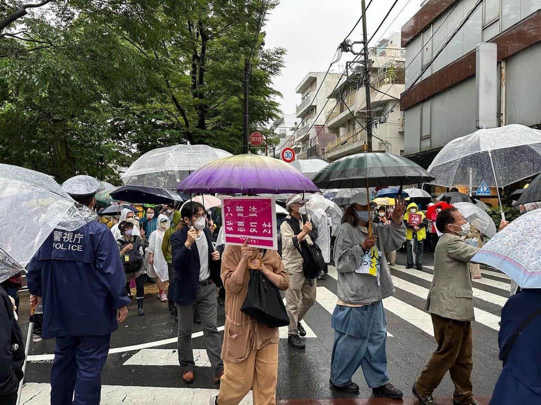 津田大介のインスタグラム：「入管法改定集会の取材で久々に高円寺中央公園へ。雨風が大変だったけど人はたくさん来ていた。あまりの豪雨により、中継していたスマホ用の外付マイクが逝ってしまった……高かったのに……😭」