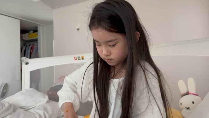キム・ジウのインスタグラム：「. . . 안녕하세요 김지우입니다 저번주 내내 A형 독감에 걸려 국가에서 권고하는 5일 동안의 격리를 하게 되어, 저의 더블 캐스트인 배수정 배우가 저의 공연 회차까지 도맡아 공연을 해주게 되었습니다 예매 해 주셨던 관객 여러분께 미리 사과의 말씀을 드렸어야했는데 이제야 몸과 마음을 추스리게 되었어요 너무나 죄송하고 또 너그러운 마음으로 이해해주시고 걱정해 주셔서 정말 감사합니다 돌아오는 화요일부터는 다시 건강하게 무대에서 만나 뵐 수 있을 것 같아요!! 이제부터는 몸 잘 다스려서 무대에서의 약속을 어기지 않도록 주의하고 노력하겠습니다 그동안 8연공이라는 어마어마한 스케쥴을 기꺼이 소화 해 준 우리 수정 배우에게(@_shannon1025_ ) 다시한번 감사함과 사랑을 담아 존경을 표합니다 모두들 건강하세요 . .」