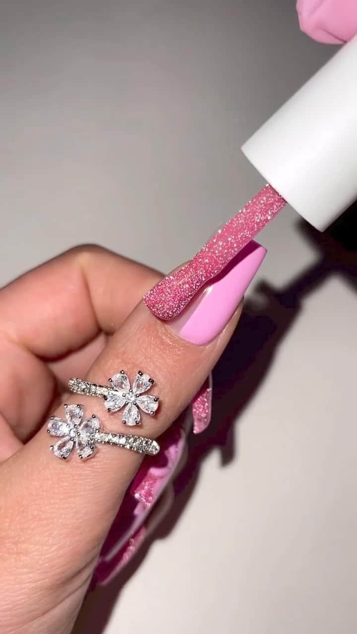 SHEINのインスタグラム：「Our colors are PINK and GLITTER! 💗✨😍 Drop a “💅” if you would get this mani 👏@elennailedit  #SHEINinspo」