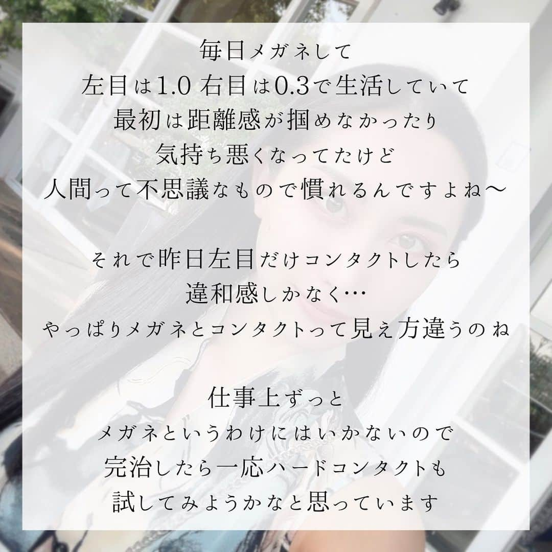 aya onoさんのインスタグラム写真 - (aya onoInstagram)「この前K-pop好きの友達から、『aespaのニンニンちゃんもあやてんと同じ病気で右目ほとんど見えてないらしいよ』と教えてもらいました。 「ほとんど見えない」と言うことなので、私よりももっと大変な状況の中、歌って踊って活躍している彼女。それを知って、できないことなんてないと改めて感じました。  右目視力は回復することはもうないみたいなので、今の視力でどう仕事をしていくかを考えている段階です。  先日、ちょうど私と同じくらいの時期に息子さんがアカントアメーバに罹患されたと言う方からDMをいただきました。 今どんな状態なのか、視力はどのくらい回復したかなど共有させていただきました。  私も他の方がどこまで視力が回復したのか、混濁は改善するのかなど色々気になり調べていたので、不安な気持ちものすごくわかります。 このアカントアメーバ角膜炎、カラコン着用や不正なコンタクトレンズの使用で年々増えているみたいなので、今の状況を書かせていただこうと思います。  現在は点眼治療中で、3月半ばから2種類の目薬を1日6回、4月半ばからは1日4回に回数を減らして点眼中。 充血や痛みといった症状は何もなく、ぱっと見は左目と変わりません。  混濁が残っているので、少し白くモヤがかかったように見えます。そのせいか、右目は少し眩しさが感じやすい気がします。  視力はものすごく悪いわけではありませんが高校生からコンタクト生活。罹患した右目は、-2.00のメガネ・コンタクトをしていました。(左目の方が視力悪い) 罹患後も裸眼視力は多分変わらず0.3。 矯正視力も0.3。 つまりメガネしてもしなくても同じです😭  元々視力はどこまで回復するかわからないと言われていましたが、視力戻らなければ度数あげればいいと思っていた私 そうゆう問題ではありませんでした  何度も角膜を削ることで(掻爬)、角膜の表面がボコボコになり不正乱視になる可能性が高いんです。 普通の乱視のようにメガネやソフトコンタクトでの矯正は不可能で軽度の不正乱視ならハードコンタクトで矯正できるようです。  実際混濁のせいなのか、不正乱視のせいなのかわかりませんが、先生は混濁の影響が大きいと仰っていました。 なのでハードにしても変わらないんじゃないかという見解。  毎日メガネして左目は1.0、右目は0.3で生活していて、最初は距離感が掴めなかったり気持ち悪くなってたけど、人間って不思議なもので慣れるんですよね〜  それで昨日左目だけコンタクトしたら、違和感しかなく… やっぱりメガネとコンタクトって見え方違うのね  仕事上ずっとメガネというわけにはいかないので、完治したら一応ハードコンタクトも試してみようかなと思っています。  幸い両眼で見ている分には普通に生活できていますし、私の場合、後遺症が残らなかった部類に入るそうなので本当にホッとしています。 中には角膜移植になる方もいらっしゃるようですし…  少し前は視力が戻らなかったことに少し落ち込んでいましたが、全く見えないわけではない今の状況に感謝したいと思います。  そして声を大にして言いたい。 なってからでは遅い！2weekを何ヶ月もつけてるって子や1dayを一度も外さず数日着用しっぱなしって子もいたり…なってからでは遅いので、コンタクトは正しく着けましょう  確かに世界大会の時はコンタクト着用時間が18時間くらいの時もあったけど、ワンデーのクリアレンズで過ごしてた私がなったんだから 洗うタイプの使ってる人は特にお気をつけください  そしてもう一つお願い🙇🏻‍♀️ アカントアメーバ角膜炎を経験されたことのある方がいらっしゃったらコメントでもDMでも、視力がどこまで回復したか、その後の生活がどうなったか教えていただけると、とっても助かります もしいらっしゃったらお願いします🥺  #アカントアメーバ角膜炎 #角膜炎 #ブドウ膜炎 #コンタクトレンズ障害 #眼科 #目の充血 #目痛い #目の病気 #目の不調 #aespa #ニンニン #カラコン #カラーコンタクト #闘病中モデル」5月7日 17時10分 - onoaya_official