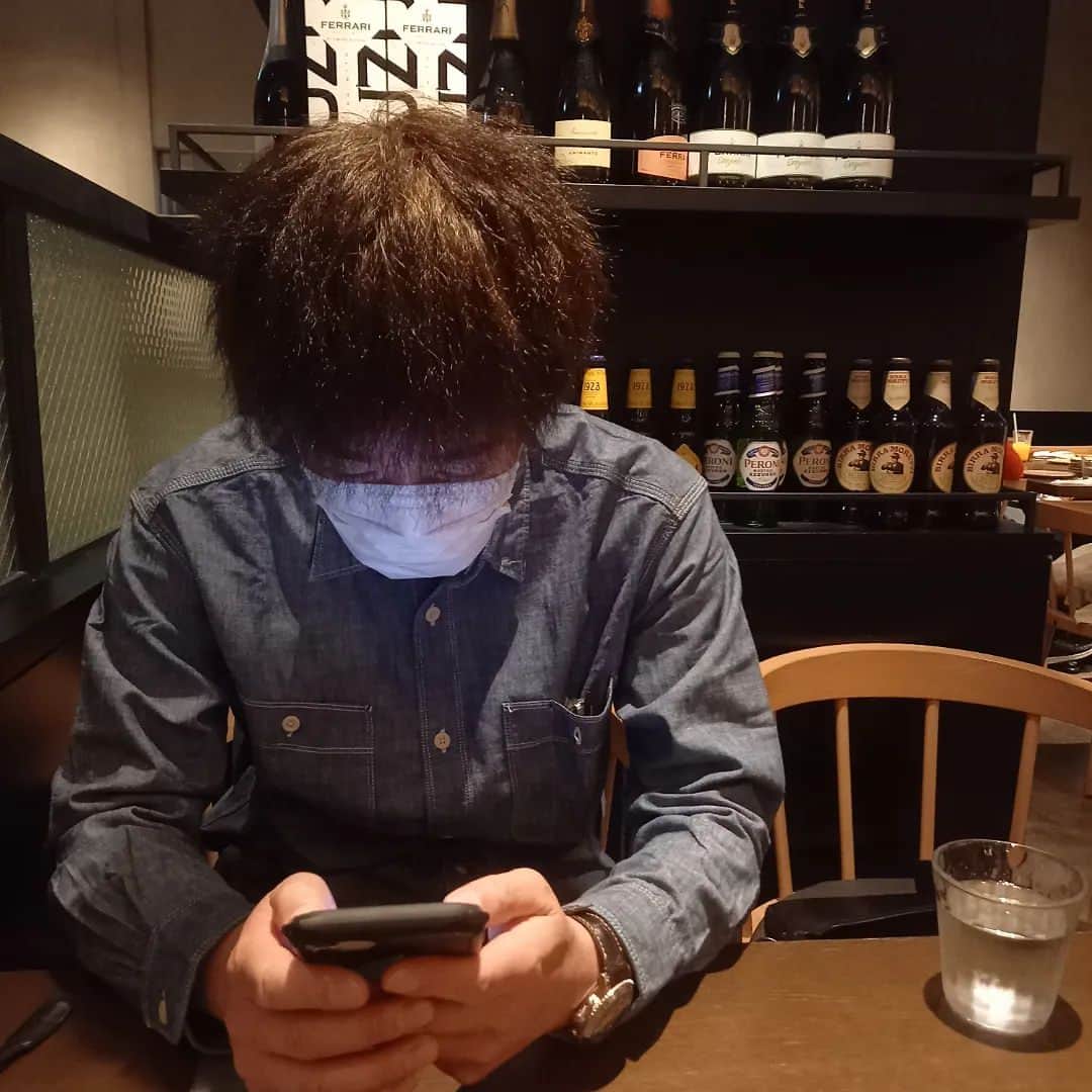 赤崎あかりさんのインスタグラム写真 - (赤崎あかりInstagram)「. ひっさしぶりに父ちゃんと二人でお出かけ☆ ず～っと行きたかった念願のオペラ座の怪人へ🎭️ １番の写真スポット(２枚目)では父ちゃんがニヤニヤ笑うもんだから、私もつられ笑いで最悪のショット💦 . もうさ…結婚して20年もたつと旦那が何で笑ってるんかくらいは、まぁ分かるわなぁw どうせオペラ座怪人vs赤﨑家怪人のコラボやん！とかしょーもない事を思ってたんやと思う～😤💦 . 帰りはいつか子育ての節目にあたるどこかのタイミングでヘアードネーションで締めくくりたいと思っていて現在髪の毛を伸ばしている最中なので欲しかったネーム入りのパドルブラシをGET☆できるだけキレイな髪で寄付ができるように頭皮ケアから頑張ろｯ👍️ . 父ちゃんとはここ数年、家でも仕事でも同じ時間を過ごしていて喧嘩もするけど普段写真に写る時は歯を見せて笑う事が苦手やけど、父ちゃんが撮ってくれる時は気が緩むわッ🤭GWのリフレッシュも完了した所で、また明日からしっかり働きますかね～😊👍️ . . . . . #GW #劇団四季 #オペラ座の怪人 #怪人と怪人 #ヘアードネーションに向けて #美髪育 #パドルブラシ #AVEDA」5月7日 17時10分 - a.akari0621