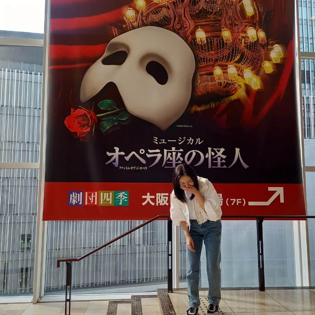 赤崎あかりさんのインスタグラム写真 - (赤崎あかりInstagram)「. ひっさしぶりに父ちゃんと二人でお出かけ☆ ず～っと行きたかった念願のオペラ座の怪人へ🎭️ １番の写真スポット(２枚目)では父ちゃんがニヤニヤ笑うもんだから、私もつられ笑いで最悪のショット💦 . もうさ…結婚して20年もたつと旦那が何で笑ってるんかくらいは、まぁ分かるわなぁw どうせオペラ座怪人vs赤﨑家怪人のコラボやん！とかしょーもない事を思ってたんやと思う～😤💦 . 帰りはいつか子育ての節目にあたるどこかのタイミングでヘアードネーションで締めくくりたいと思っていて現在髪の毛を伸ばしている最中なので欲しかったネーム入りのパドルブラシをGET☆できるだけキレイな髪で寄付ができるように頭皮ケアから頑張ろｯ👍️ . 父ちゃんとはここ数年、家でも仕事でも同じ時間を過ごしていて喧嘩もするけど普段写真に写る時は歯を見せて笑う事が苦手やけど、父ちゃんが撮ってくれる時は気が緩むわッ🤭GWのリフレッシュも完了した所で、また明日からしっかり働きますかね～😊👍️ . . . . . #GW #劇団四季 #オペラ座の怪人 #怪人と怪人 #ヘアードネーションに向けて #美髪育 #パドルブラシ #AVEDA」5月7日 17時10分 - a.akari0621