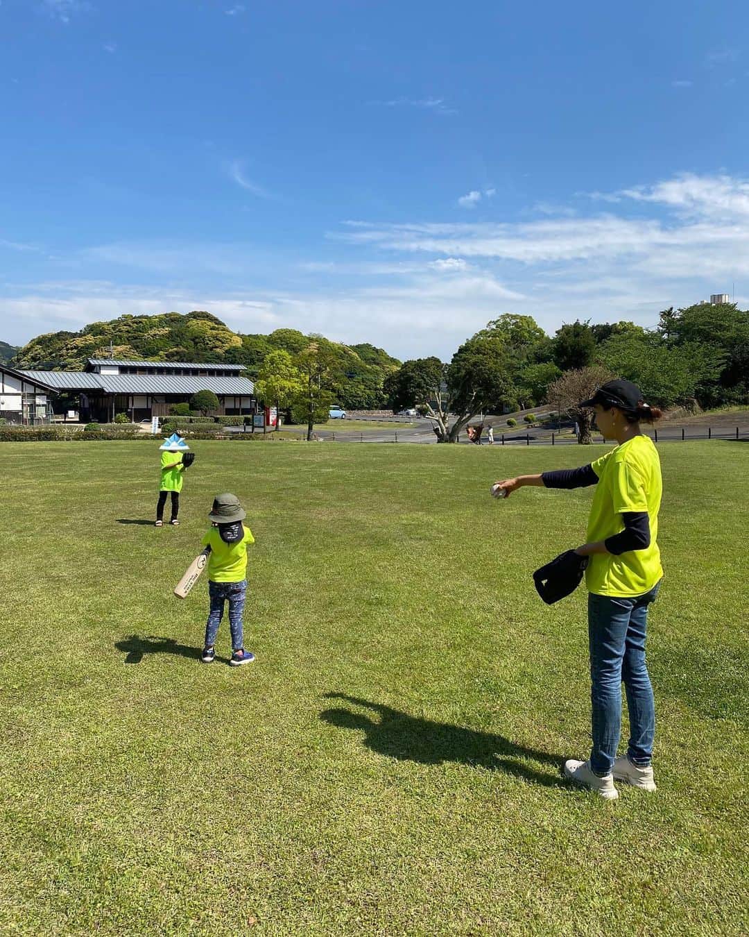 夢乃聖夏さんのインスタグラム写真 - (夢乃聖夏Instagram)「GW最後ですが楽しまれてますか〜⁉︎⁉︎  私は佐賀県や大分県で家族とキャンプ三昧🏕️ 大好きな下級生の幸せをもらいに東京へ行ったりと忙しく楽しく過ごしておりました😁  公園やピクニック、キャンプ行く時は目立つ色の服を着る我が家。 緑色は自然と同化するので🆖ですが… 蛍光黄色のTシャツでのキャッチボール中々目立ちますでしょ！？😂　 おススメで〜す😆  大自然からの〜日本のタイムズスクエアとでも言いますでしょうか…  充実した時間で　ハッピーです🤩🤩🤩  #佐賀県　大分県　東京都 #キャンプ最高〜 #タイムズスクエアて（笑） #楽しかったなぁ」5月7日 17時11分 - seika_yumeno