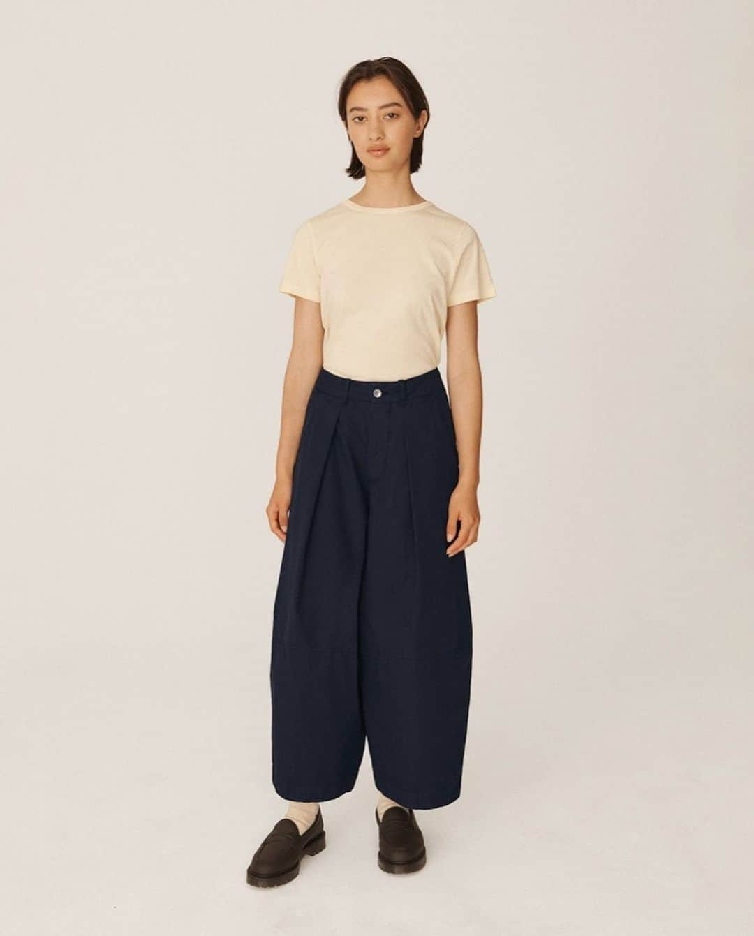 ユーマストクリエイトさんのインスタグラム写真 - (ユーマストクリエイトInstagram)「Bold balloon leg Deadbeat trousers in a medium weight cotton canvas, cut in a shape that tapers gently towards the ankle. Garment dyed and finished with single front pleats for a little extra volume.」5月7日 17時11分 - ymclondon