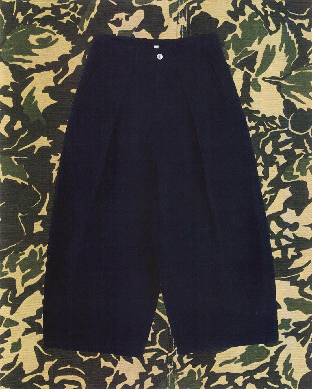 ユーマストクリエイトのインスタグラム：「Bold balloon leg Deadbeat trousers in a medium weight cotton canvas, cut in a shape that tapers gently towards the ankle. Garment dyed and finished with single front pleats for a little extra volume.」