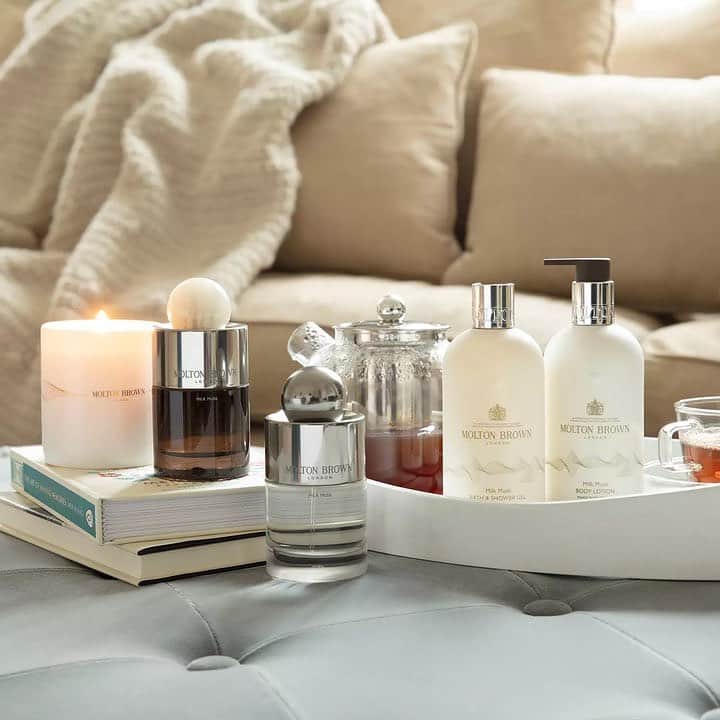のインスタグラム：「英国ブランドとしてのこだわりを持つ、英国王室御用達のMOLTON BROWN（モルトンブラウン)の中でも女性に人気の香りです。  ミルクの優しさとムスクが絡み合い、肌と肌が触れ合うような心地よさを感じさせる香りが広がるバス＆シャワージェルです。  ミルクムスク バス＆シャワージェル 300ml  #モルトンブラウン #ミルクムスク #英国王室御用達 #ラグジュアリー #ライフスタイル #moltonbrown #表町 #表町商店街」