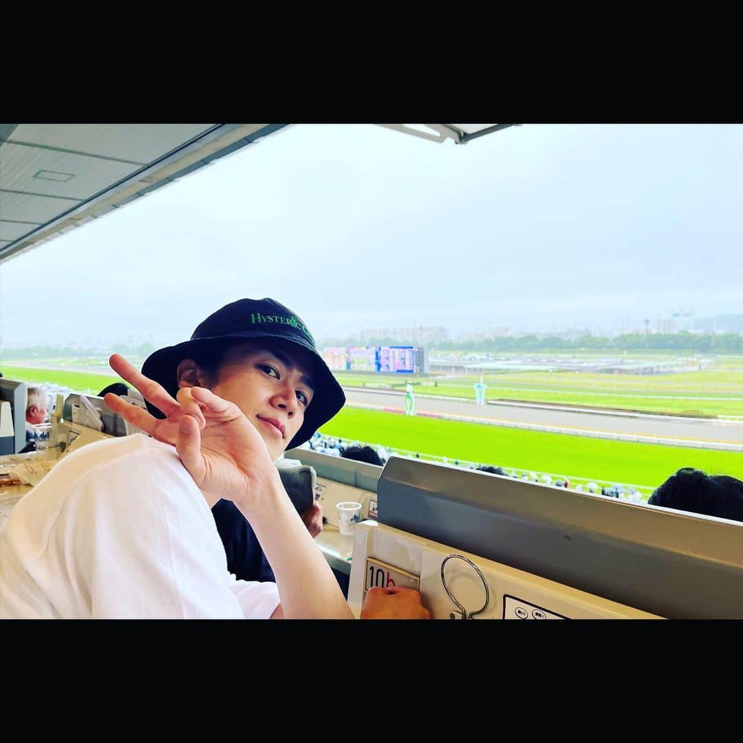 千綿勇平のインスタグラム：「人生初の競馬場。 皆様はどんなGWでしたか？  #歓声が凄かった #G1 #GW最終日」