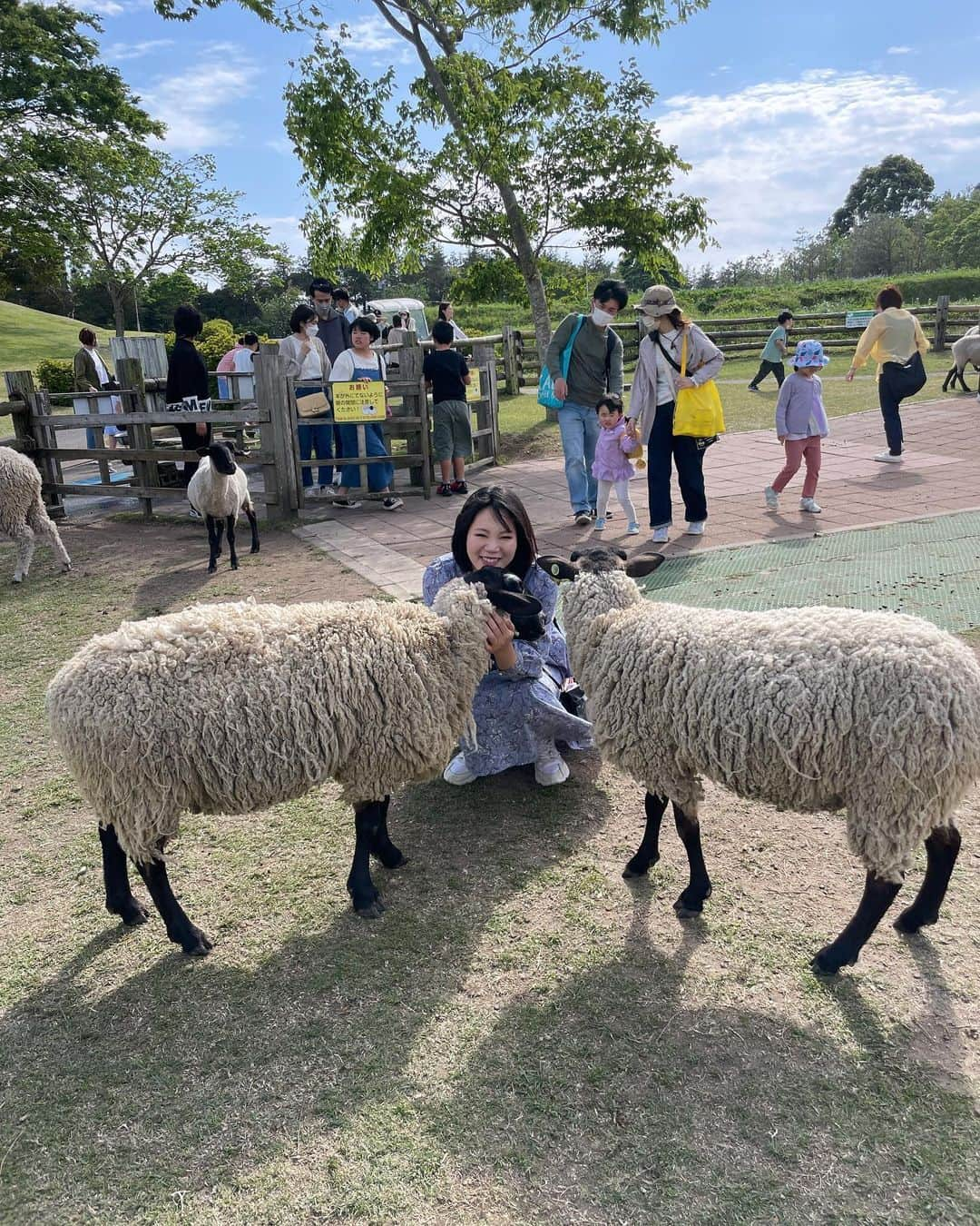 内田有理さんのインスタグラム写真 - (内田有理Instagram)「どこでもドア〜🚪🎵 子供達に紛れて笑 霧島連山が目の前に⛰雄大な自然‼️  高千穂牛乳みんな好きですよね？🥛その牧場、ここ入園料無料・駐車場無料なんです✨ めちゃたくさんの人がいました✨ 乳搾りやチーズ作り体験もあって楽しそうでした！  #宮崎観光　#宮崎旅行 #宮崎 #miyazaki」5月7日 17時14分 - yuriuchida1018