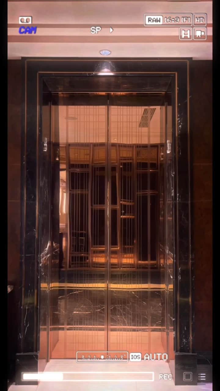 る鹿のインスタグラム：「Welcome to my elevator citypop OOTD💃🏻✨ 欢迎参加我的电梯间发布会👋✨」