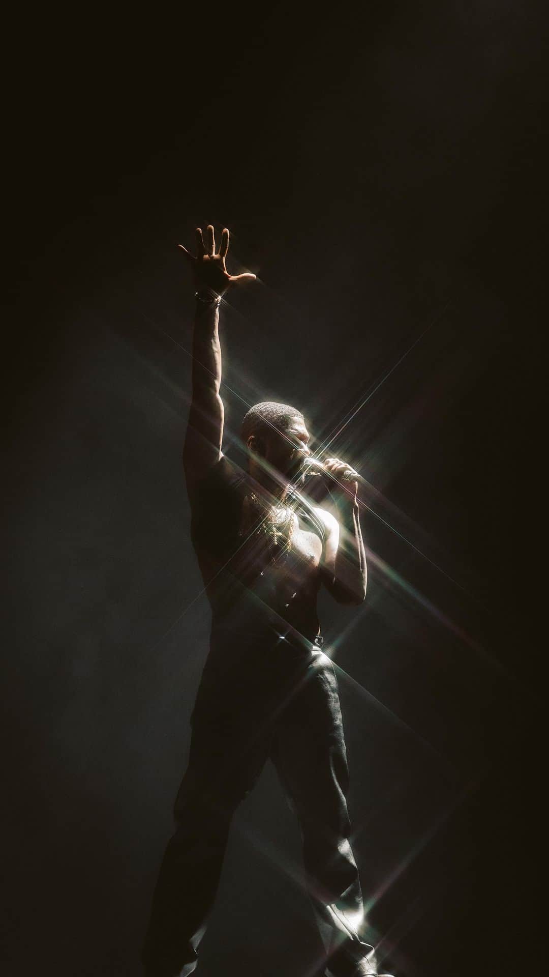 アッシャーのインスタグラム：「THANK YOU LOVERS & FRIENDS 2023 🤍  (📸: @gabetiano @lyfe_media_ @collin_fpv @henryhwu @needpastel )」