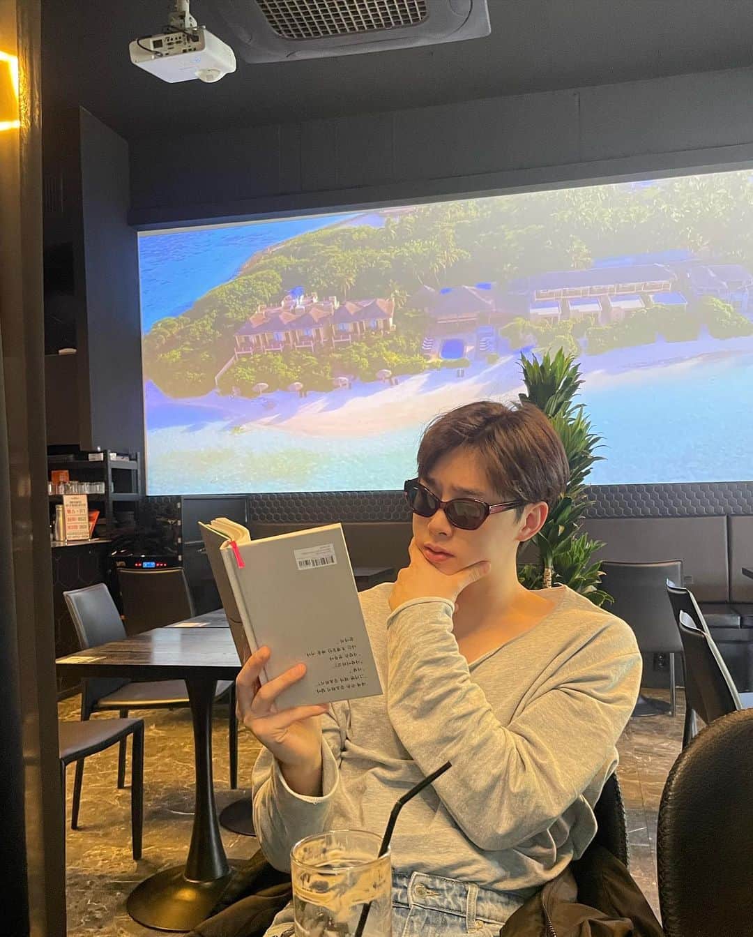 のインスタグラム：「I’ve never known any trouble that an hour’s reading didn’t assuage. -샤를 드 스공다-」