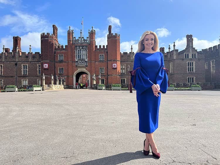 キャサリン・ジェンキンスのインスタグラム：「A special Coronation Songs Of Praise at Hampton Court Palace today. Tune in from 12pm on BBC One and iPlayer 👑  @bbcsongsofpraise  @hamptoncourtpalace  #Coronation #KingCharles」
