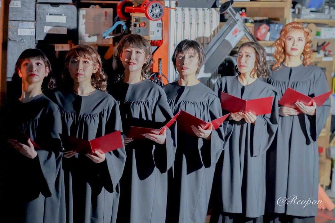 島田彩のインスタグラム：「🥜 #ミュージカルSPY  博多第一クール無事終了。 ご観劇本当にありがとうございます😊✨✨  明日はお休みいただき、また明後日から劇場でお待ちしております🕵️  フィオナコーラス隊、女子部。 @princereo 撮影  #ミュージカルspy #スパイファミリー #spyfamily  #博多座」