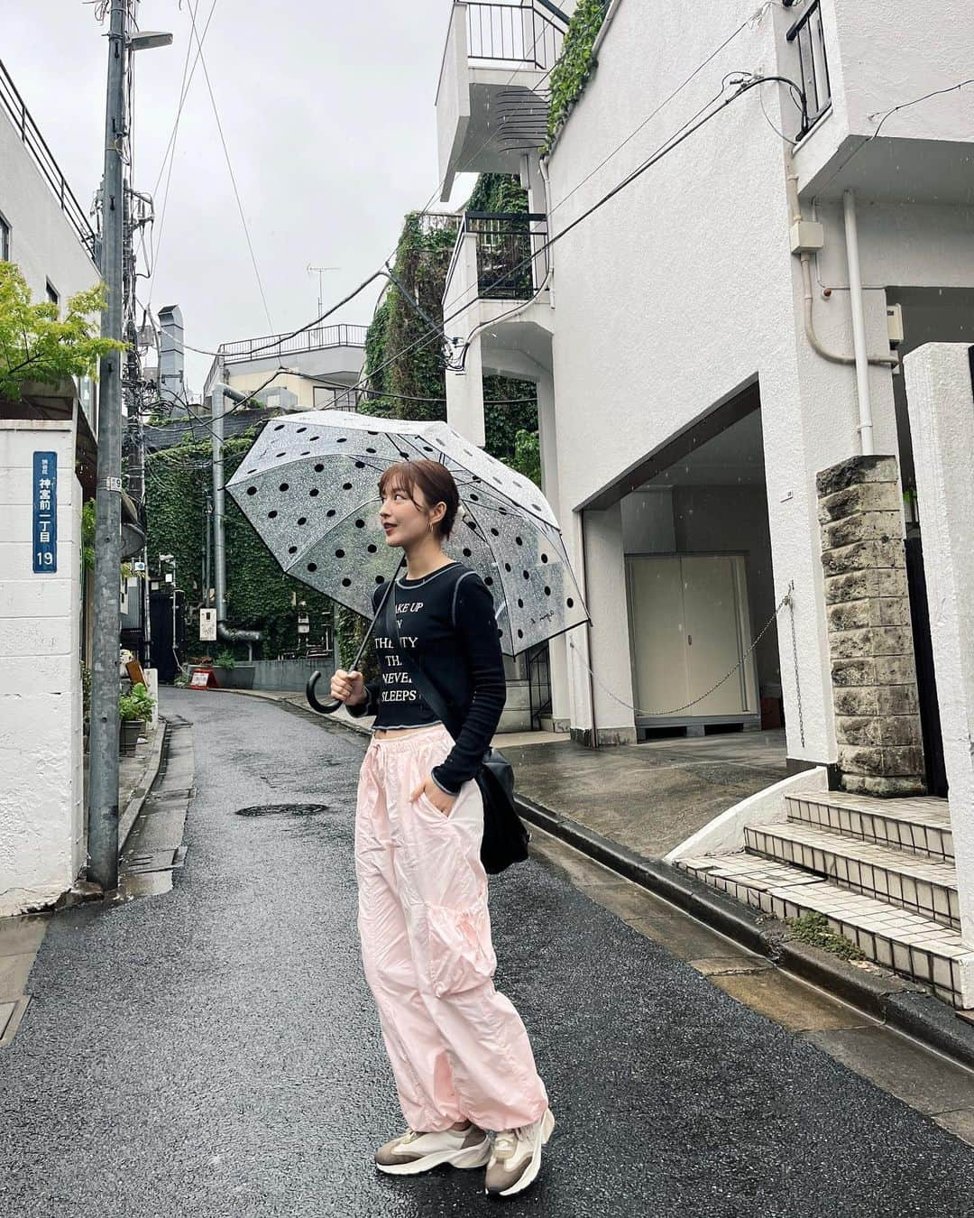 市野莉子さんのインスタグラム写真 - (市野莉子Instagram)「GW最終日はりかとカフェ♡  雨でちょっと寒かったけど 最近ゲットしたお気に入りの服着てテンションあげた🌧️  tops @moussyofficial pants @zara bag @xgirljp shoes @toryburch  #カフェ#原宿#原宿カフェ#ファッション#コーデ#春服#zara#fashion#ootd#me#twins#japan#오오티디」5月7日 19時30分 - riko_ichino