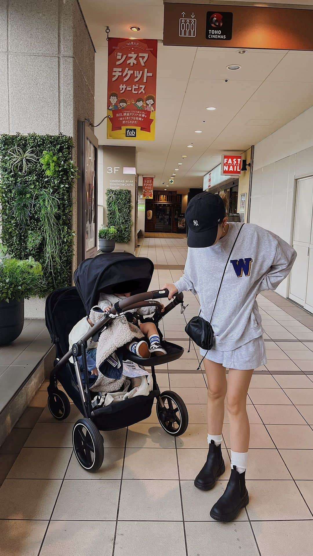 のインスタグラム：「10コーデ🏷️  本格的に暑くなる前に載せ忘れた 冬⛄→春🌸コーデたち👧🏻👦🏽👦🏽👩🏻‍🦰 1〜4は、今更すぎるけど🤣🙏🏼💦 まだまだ載せてないのあって何から載せよう状態🤷🏼‍♀️ 詳細気になるコーデあったらコメントください！🫶🏼🩷  #家族旅行#家族コーデ#兄弟コーデ#リンクコーデ#シミラールック#ネイビーコーデ#グレーコーデ#ホワイトコーデ#ママコーデ#3兄妹#お揃い#お揃いコーデ#ZARA #ZARAKIDS#3兄弟コーデ#息子コーデ#娘コーデ#family#familytrip#trip#coordinate#japan」