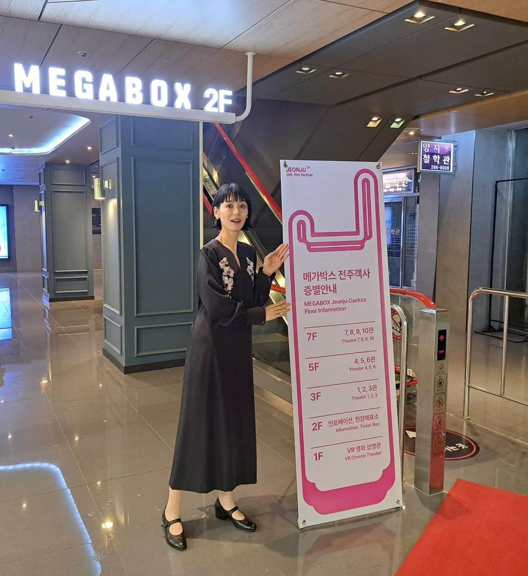 瀬戸かほのインスタグラム：「主演作『NEW RELIGION』、Keishi Kondo監督と韓国の#全州国際映画祭 #전주국제영화제 に参加して参りました。 内容盛りだくさんのQ&Aや、上映後のお客様との会話、街全体がこの映画祭を盛り上げている様子に触れて、刺激的な時間を過ごしました。 ありがとうございました！  素敵なお衣装はiCONOLOGYさまにお借りしました💐心より感謝申し上げます！」