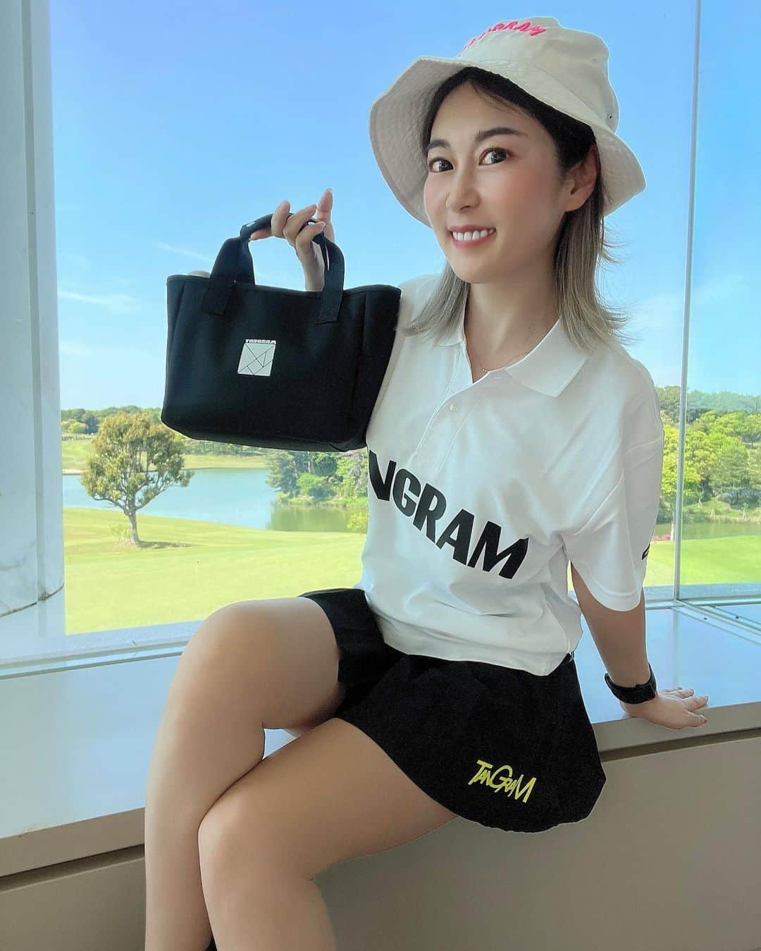 のインスタグラム：「今日のクイズになってたNEWウエア⛳️❤️ @tangram_tokyo 🏌️‍♂️ 男女共有出来ちゃうという、妄想にピッタリのこのブランド知ってたぁ☺️⁇ いつかオソロピとかしてみたい🫶  ずっと後ろ姿のデザインがカッコいいと思ってたし、オシャレだし、スポーティで気になってた🥰  小物まで全身コーデしてみたし🤩  おそらく、メンズに人気なブランドなのかな？？ 今日から新作出てて欲しいんだけど❤️❤️  みんなの感想待ってる😚  @tangram_tokyo 🏌️‍♂️  ⛳️最後の動画⛳️ この日NICEショット出た時に流行ってた"キテルねぇ〜👍" 応援鯛　@hime___golf   #ゴルフ  #ゴルフ女子  #ゴルフウェア  #ゴルフコーデ  #ゴルフ男子  #ゴルフ好きな人と繋がりたい  #ゴルフ好き　#ゴルフ大好き  #ゴルフスイング  #ドライバー  #ドライバーショット  #tangram #tangramtokyo  #golf  #golfgirl  #golfswing」